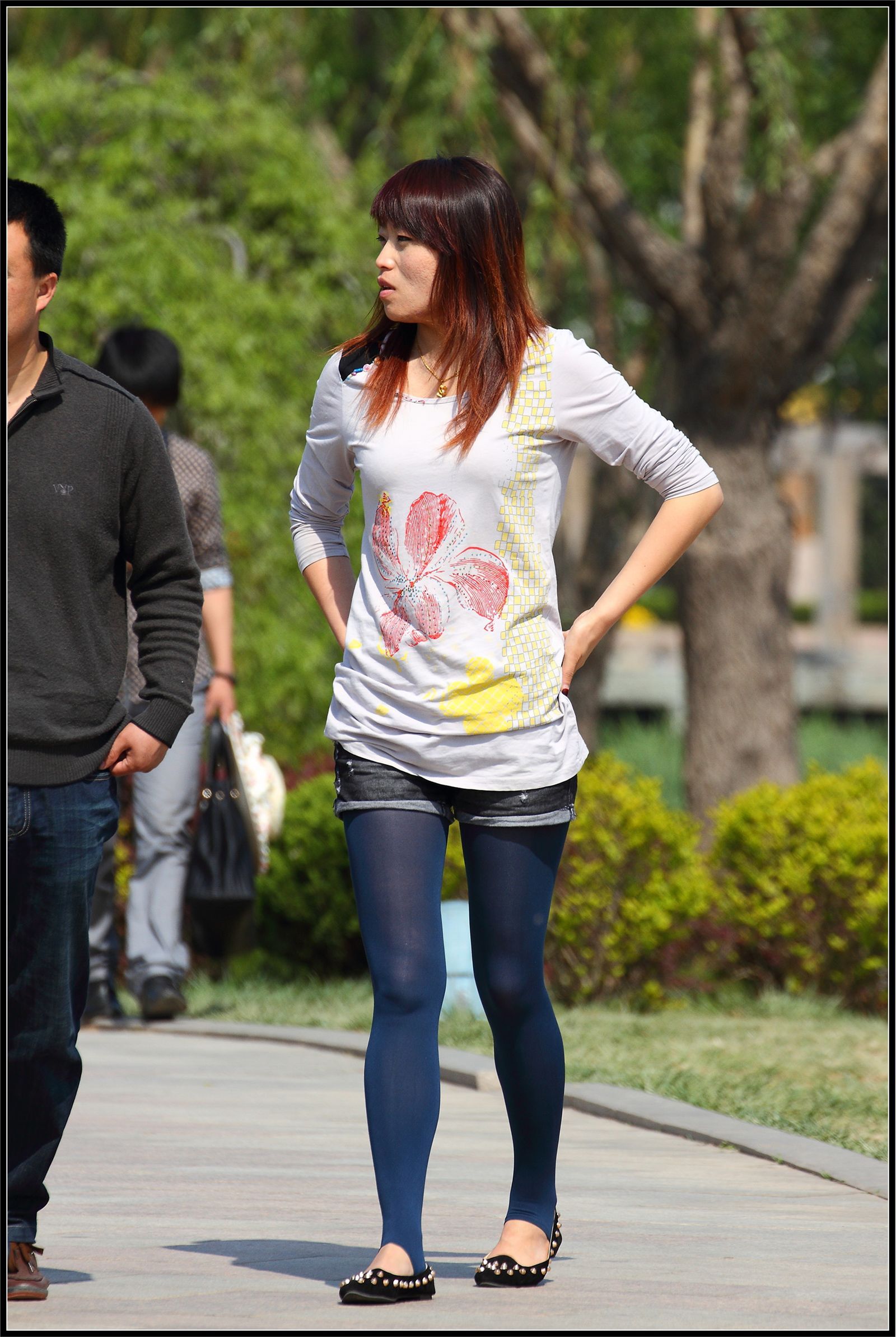 [户外街拍] 2013.10.13 深蓝色丝袜黑色短裤少女