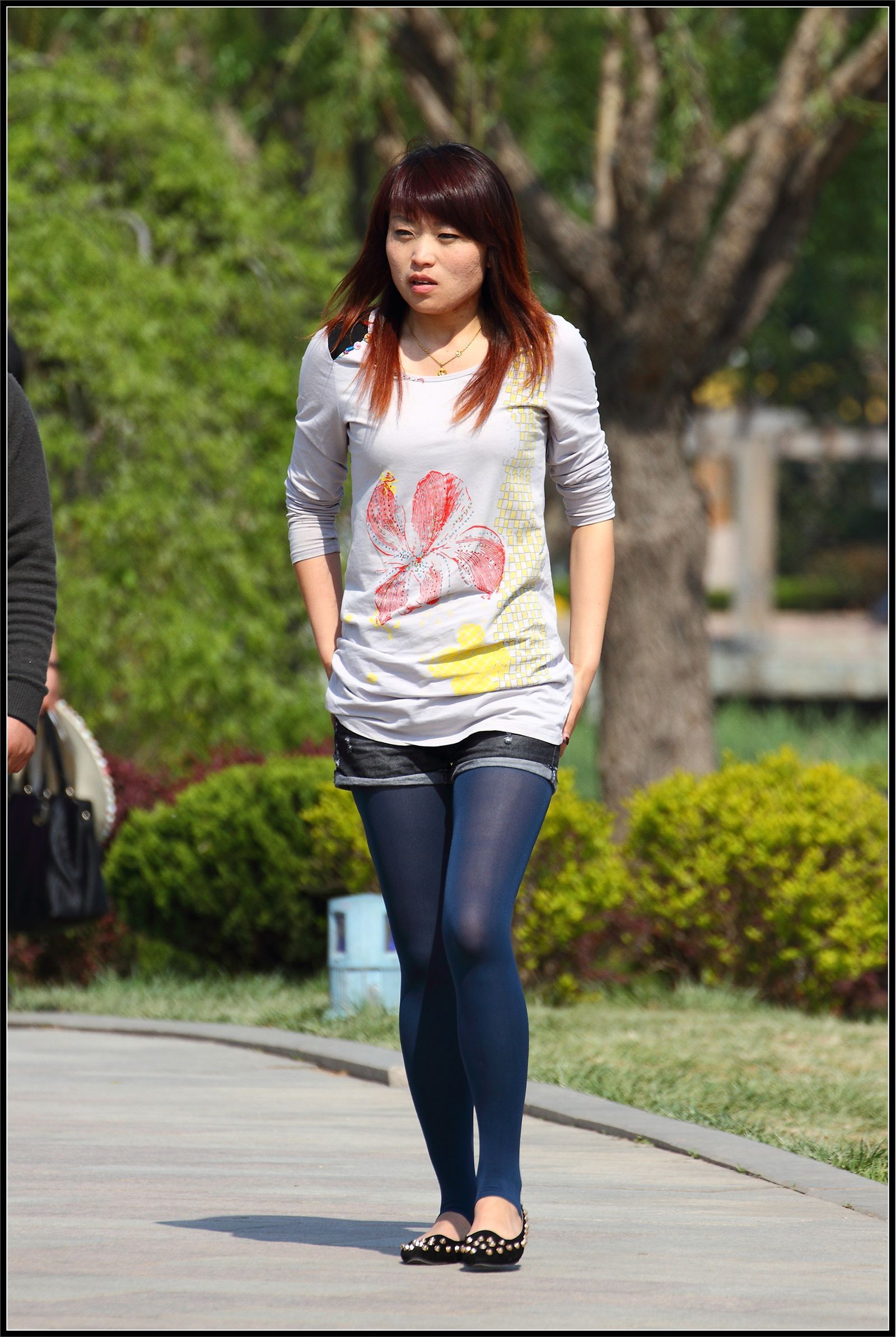 [户外街拍] 2013.10.13 深蓝色丝袜黑色短裤少女