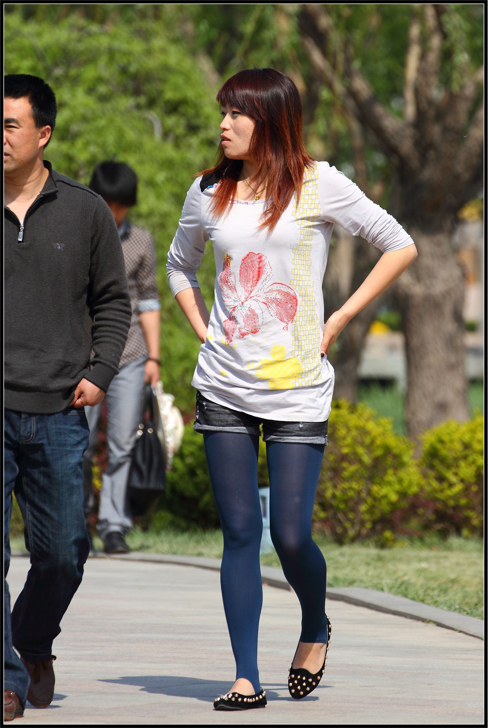 [户外街拍] 2013.10.13 深蓝色丝袜黑色短裤少女