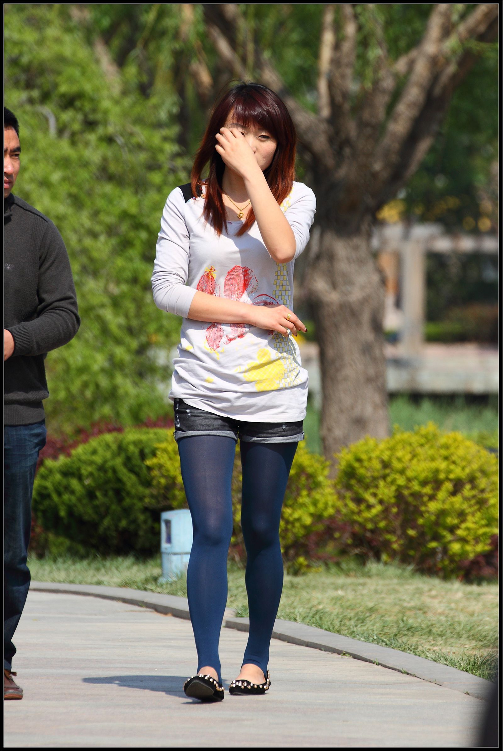 [户外街拍] 2013.10.13 深蓝色丝袜黑色短裤少女