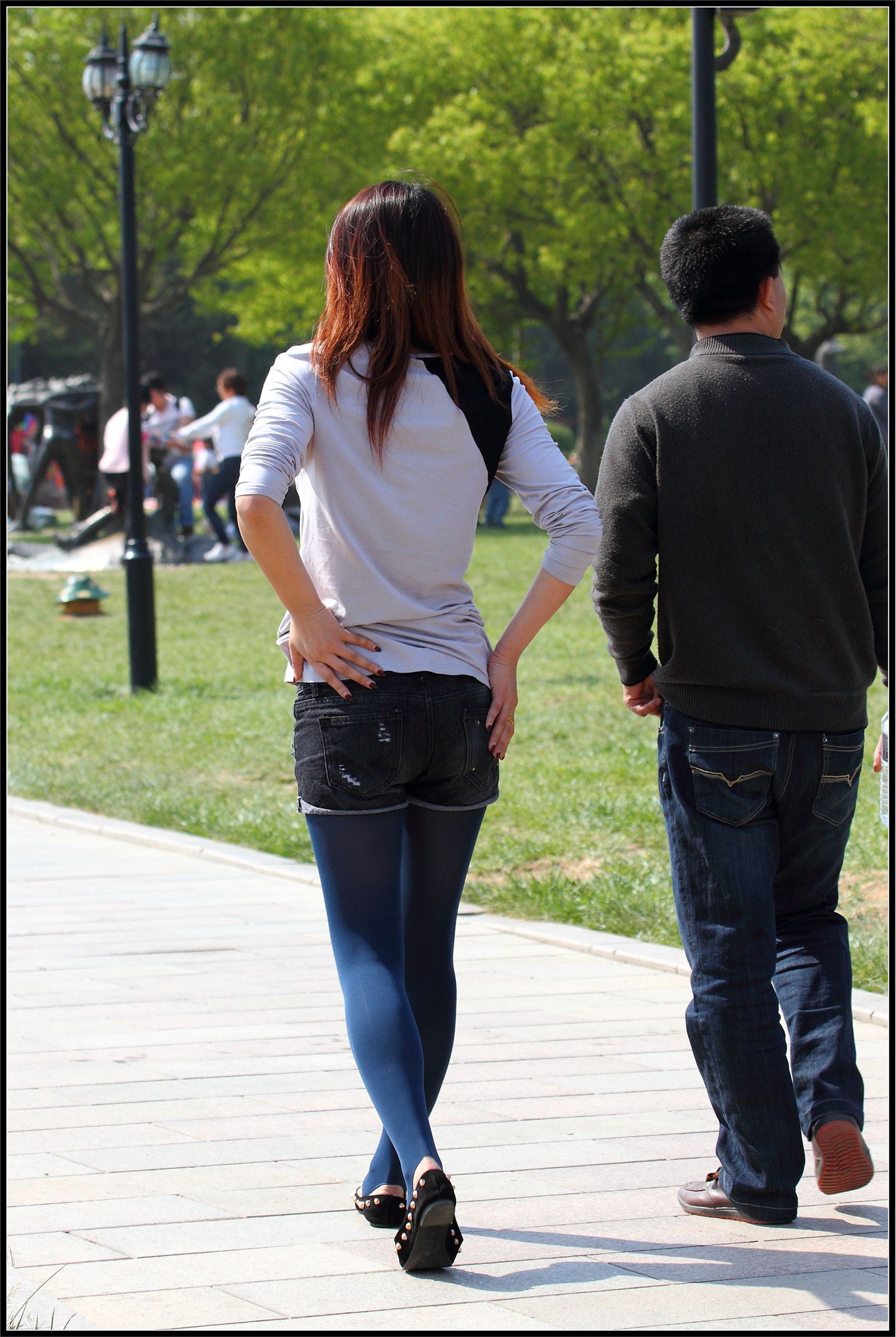 [户外街拍] 2013.10.13 深蓝色丝袜黑色短裤少女