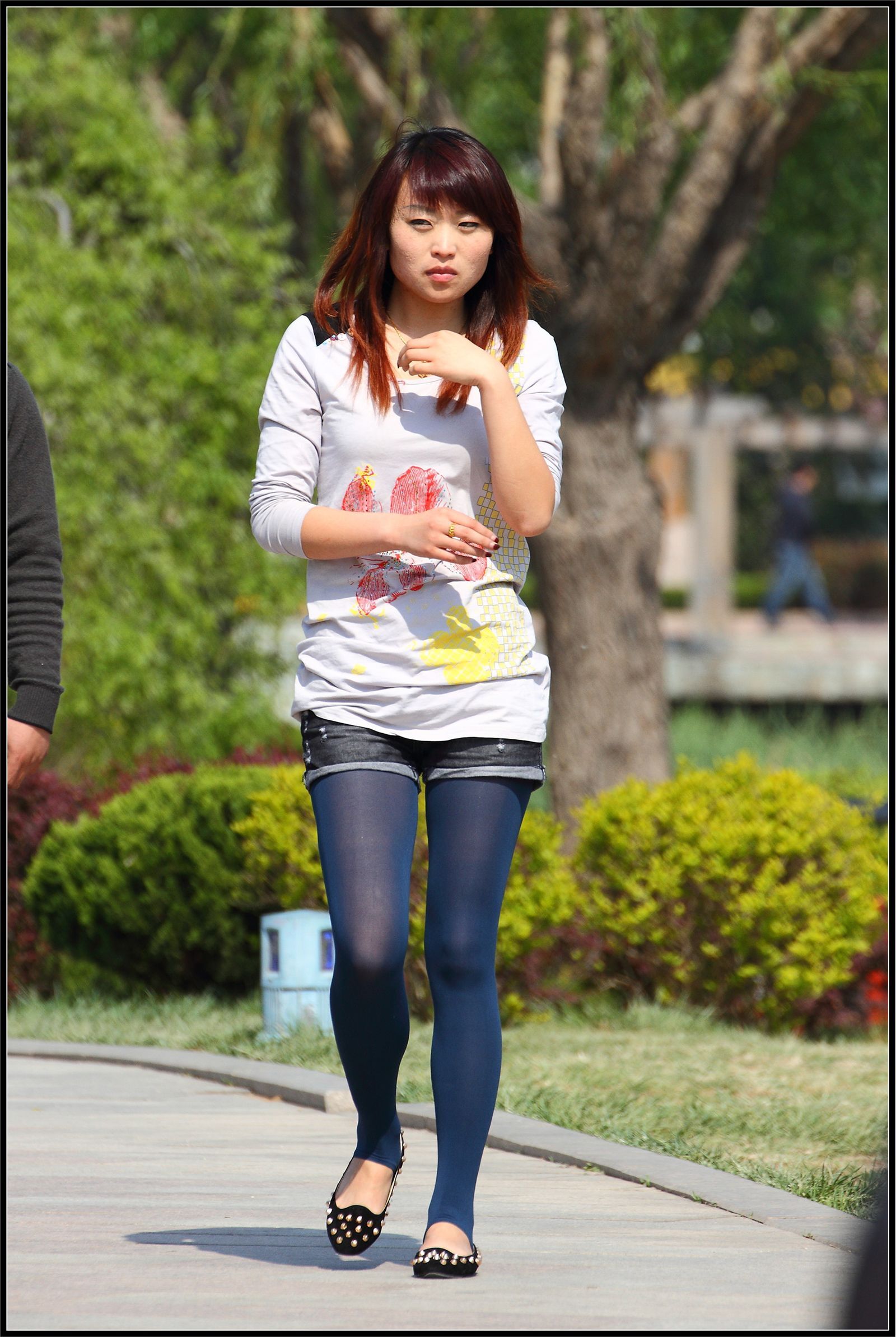 [户外街拍] 2013.10.13 深蓝色丝袜黑色短裤少女