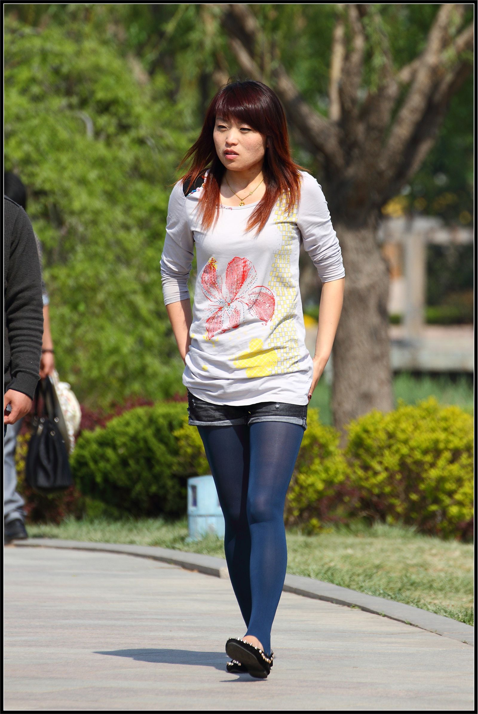 [户外街拍] 2013.10.13 深蓝色丝袜黑色短裤少女