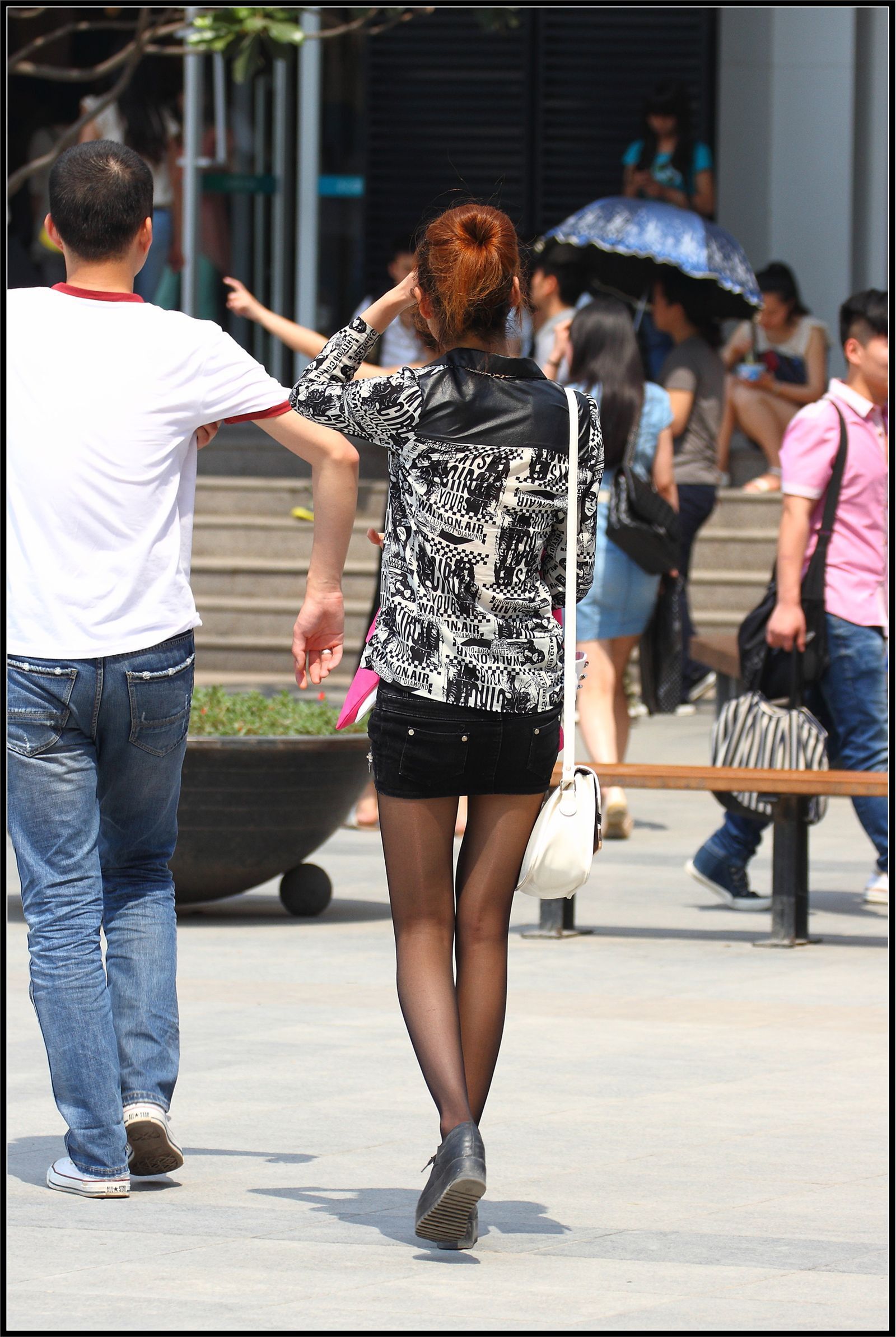 [户外街拍] 2013.11.26 白色挎包黑色短裙黑丝