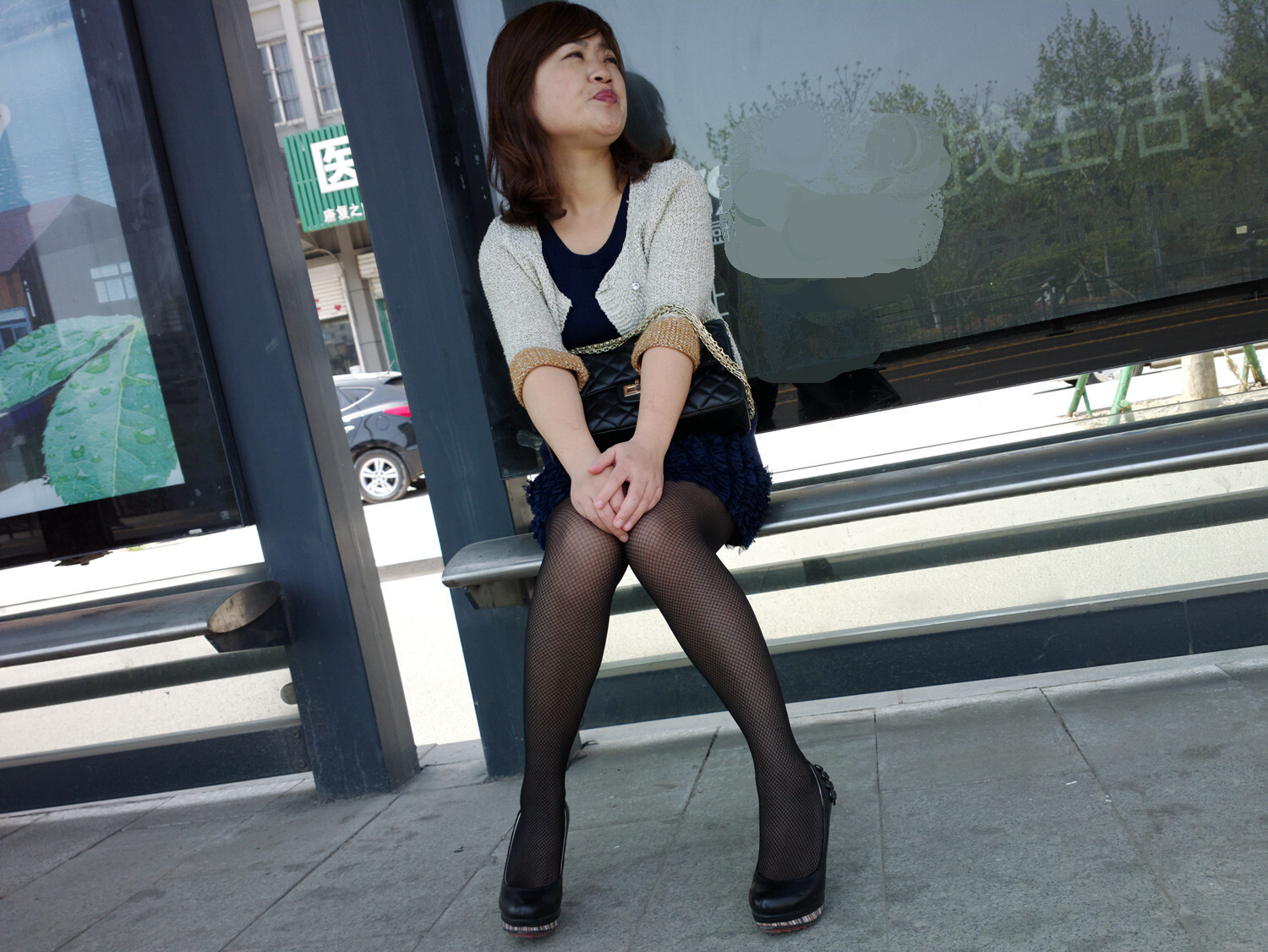 [户外街拍] 2013.09.15 等候的黑丝黑高跟靓妇