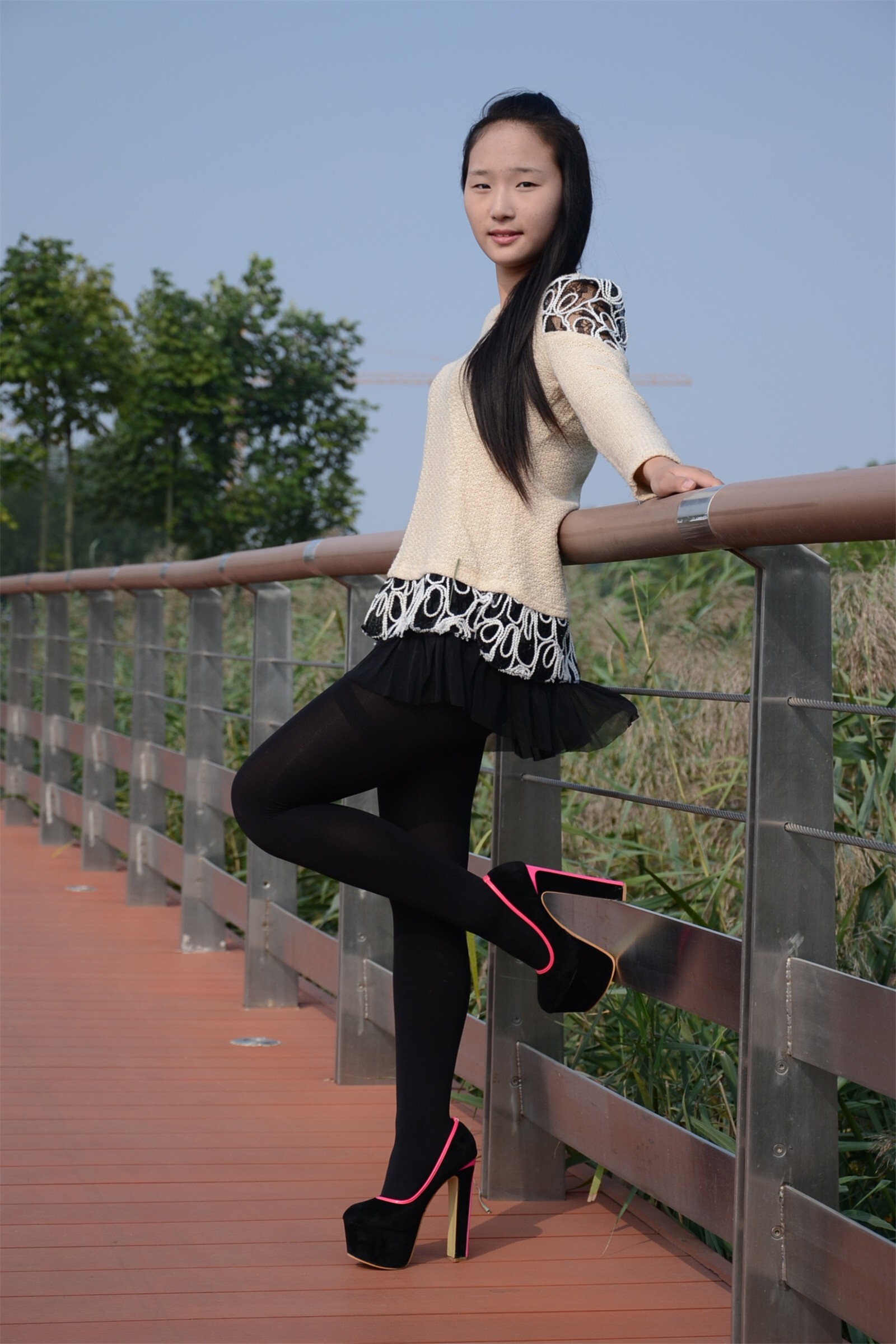 [户外街拍] 2013.11.25 短裙丝袜高跟妹妹