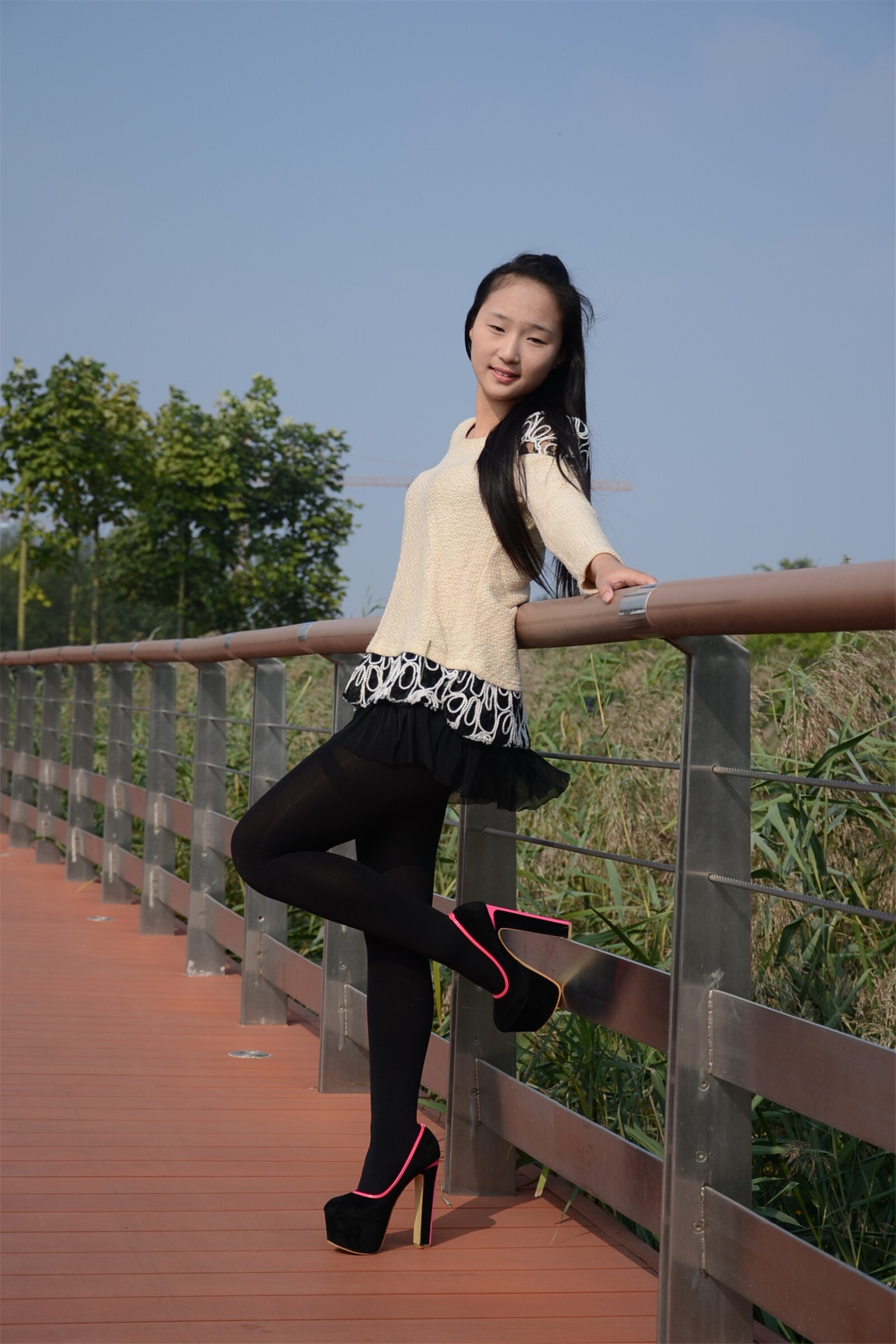 [户外街拍] 2013.11.25 短裙丝袜高跟妹妹