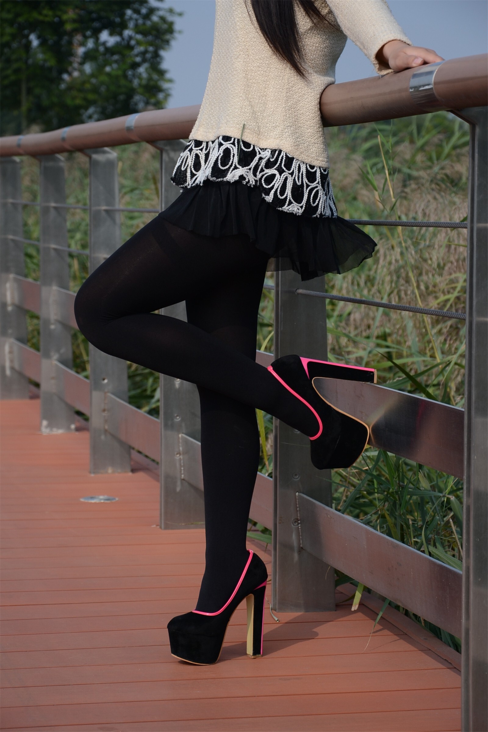 [户外街拍] 2013.11.25 短裙丝袜高跟妹妹