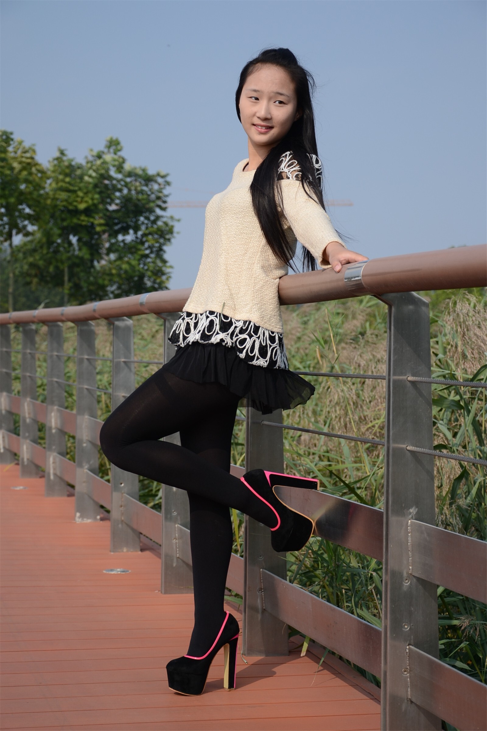 [户外街拍] 2013.11.25 短裙丝袜高跟妹妹