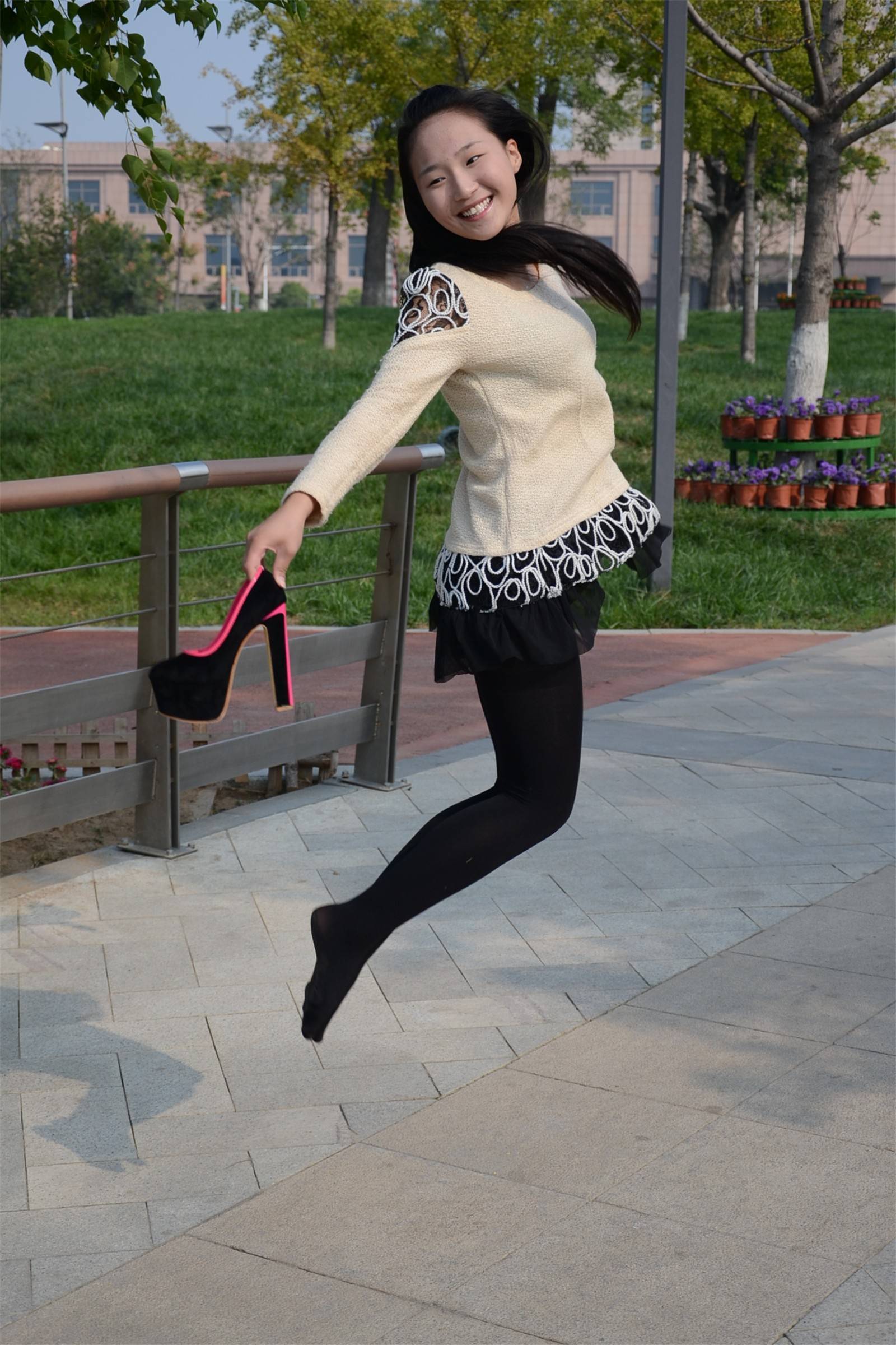 [户外街拍] 2013.11.25 短裙丝袜高跟妹妹