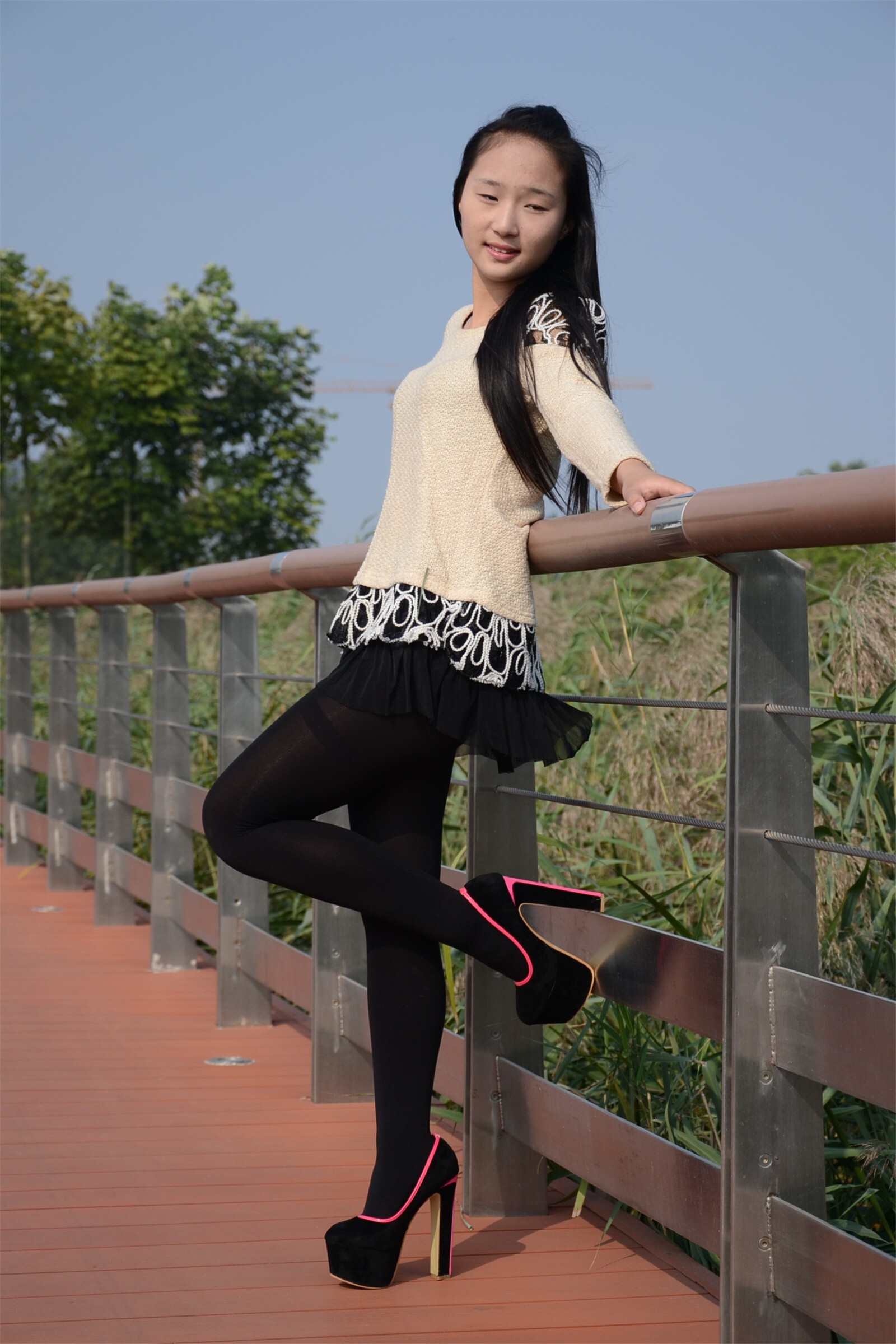 [户外街拍] 2013.11.25 短裙丝袜高跟妹妹