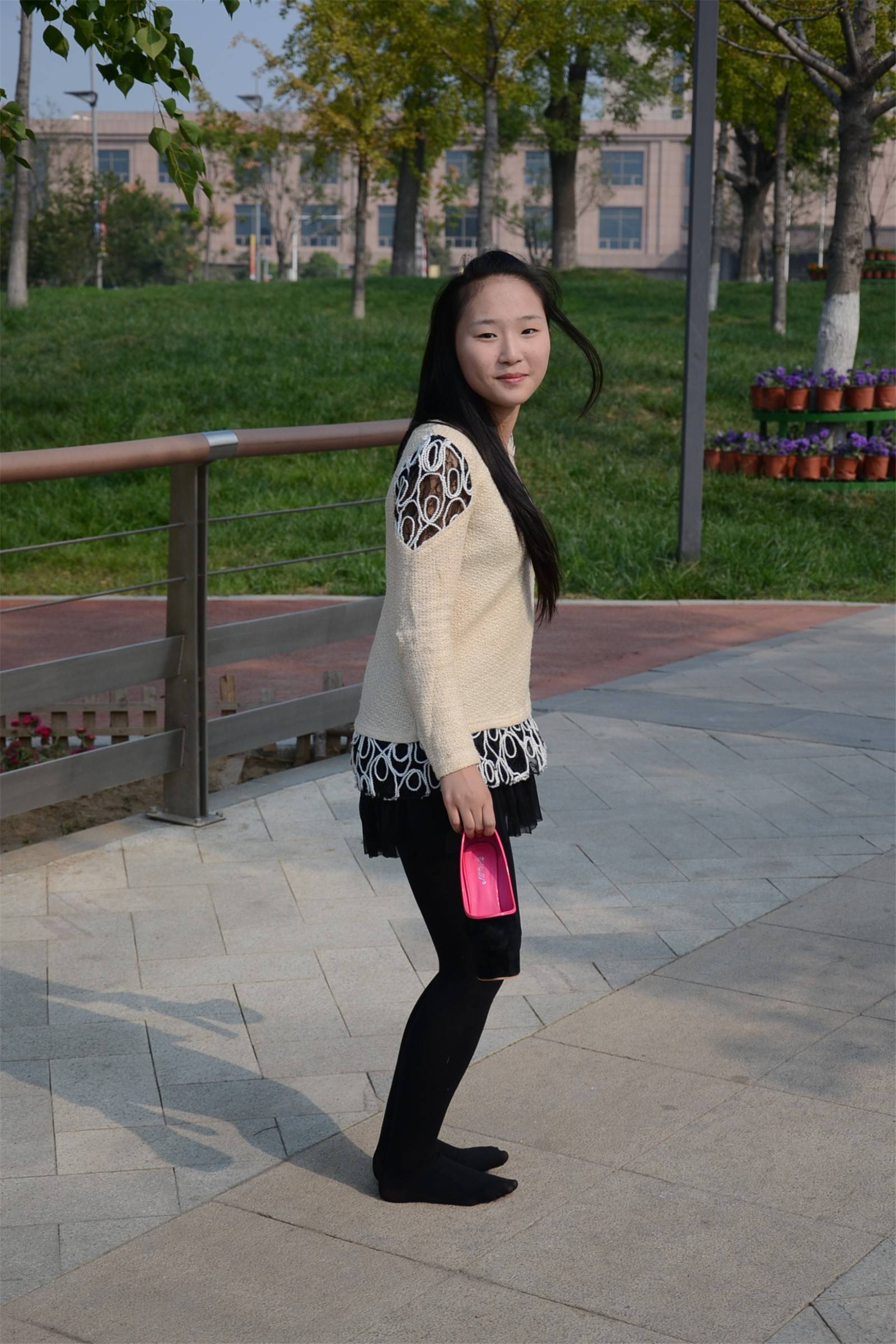 [户外街拍] 2013.11.25 短裙丝袜高跟妹妹