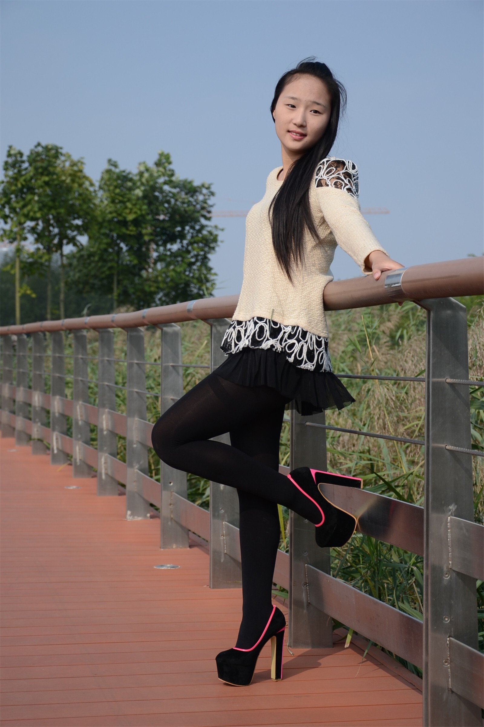 [户外街拍] 2013.11.25 短裙丝袜高跟妹妹