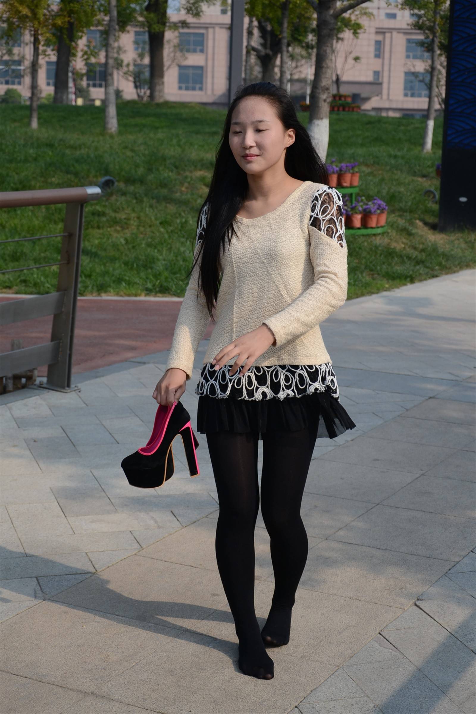 [户外街拍] 2013.11.25 短裙丝袜高跟妹妹