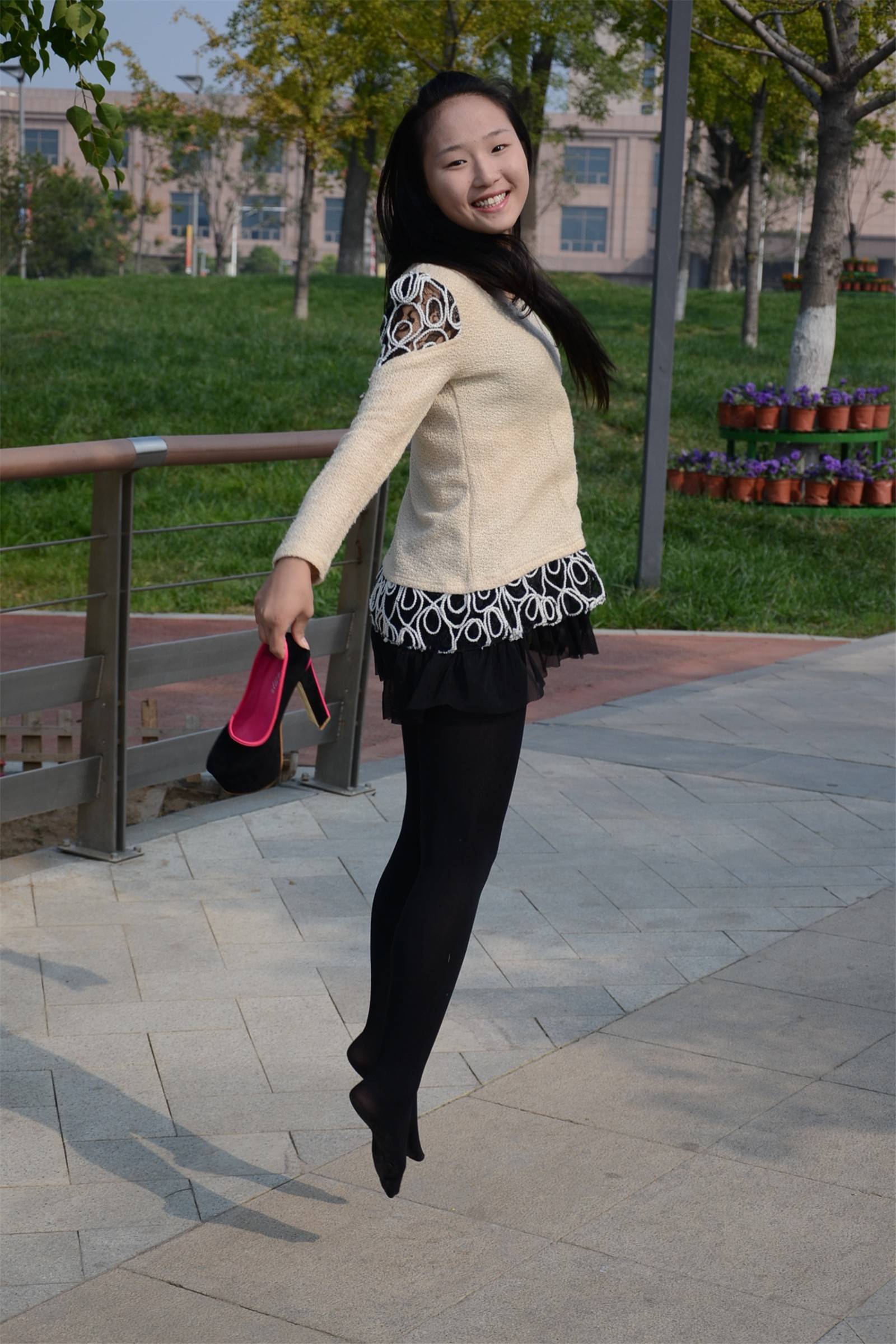 [户外街拍] 2013.11.25 短裙丝袜高跟妹妹