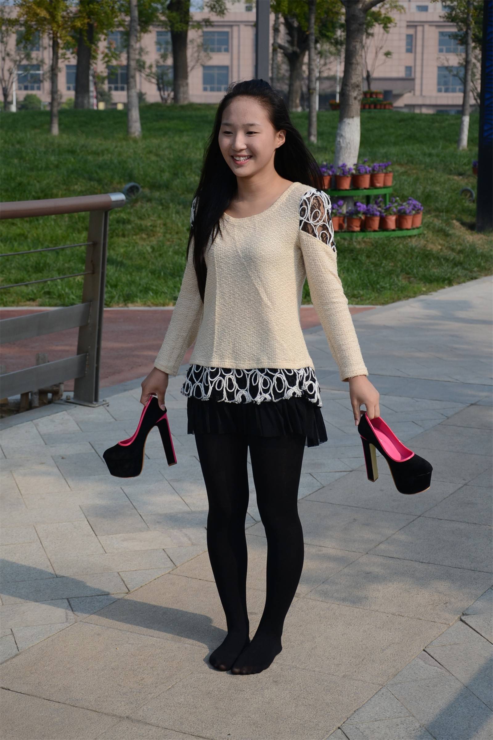 [户外街拍] 2013.11.25 短裙丝袜高跟妹妹