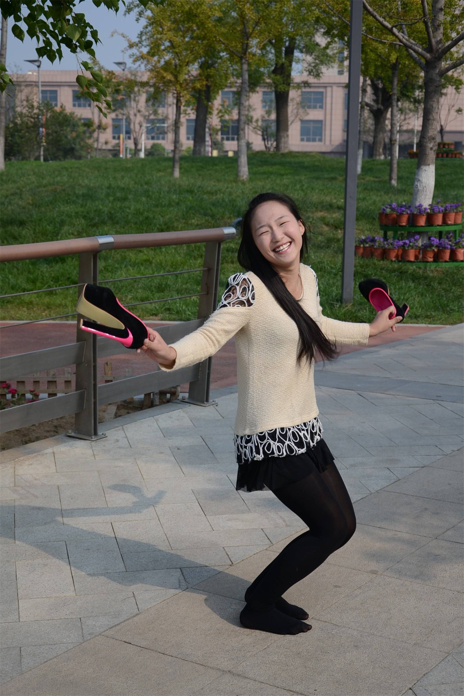 [户外街拍] 2013.11.25 短裙丝袜高跟妹妹