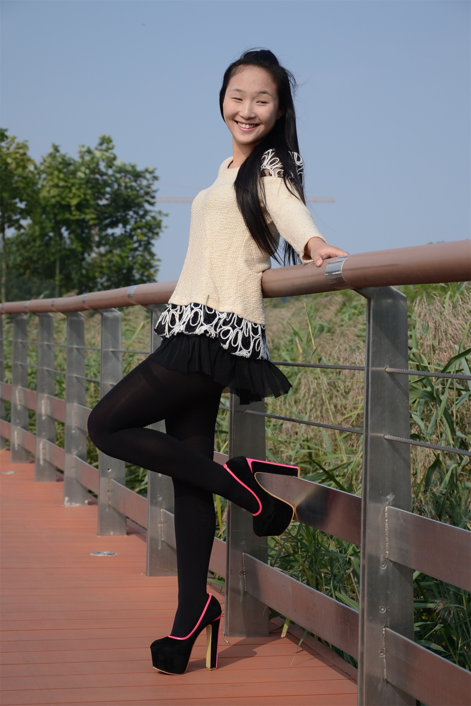 [户外街拍] 2013.11.25 短裙丝袜高跟妹妹