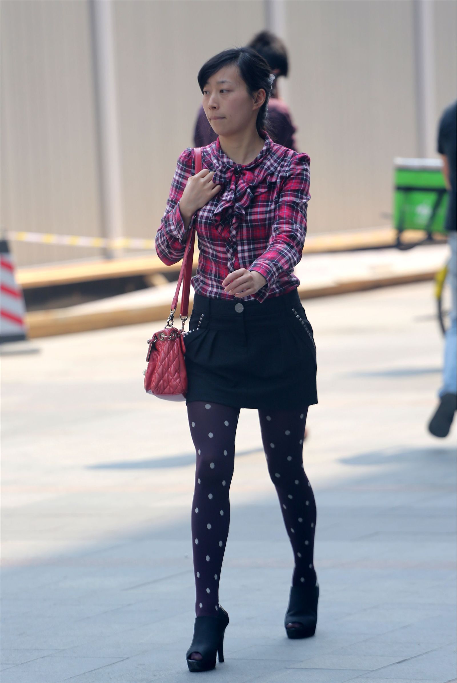 [户外街拍] 2013.09.16 短裙斑点黑丝裤高跟少妇