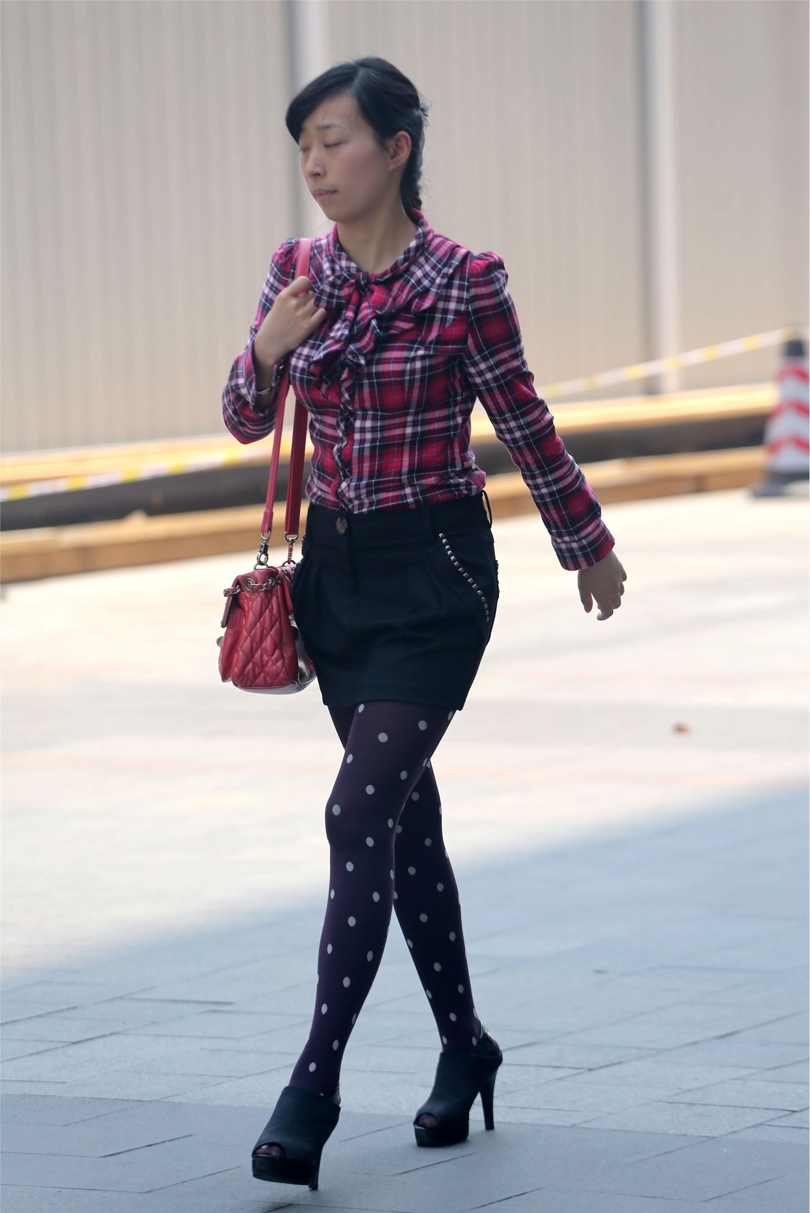 [户外街拍] 2013.09.16 短裙斑点黑丝裤高跟少妇