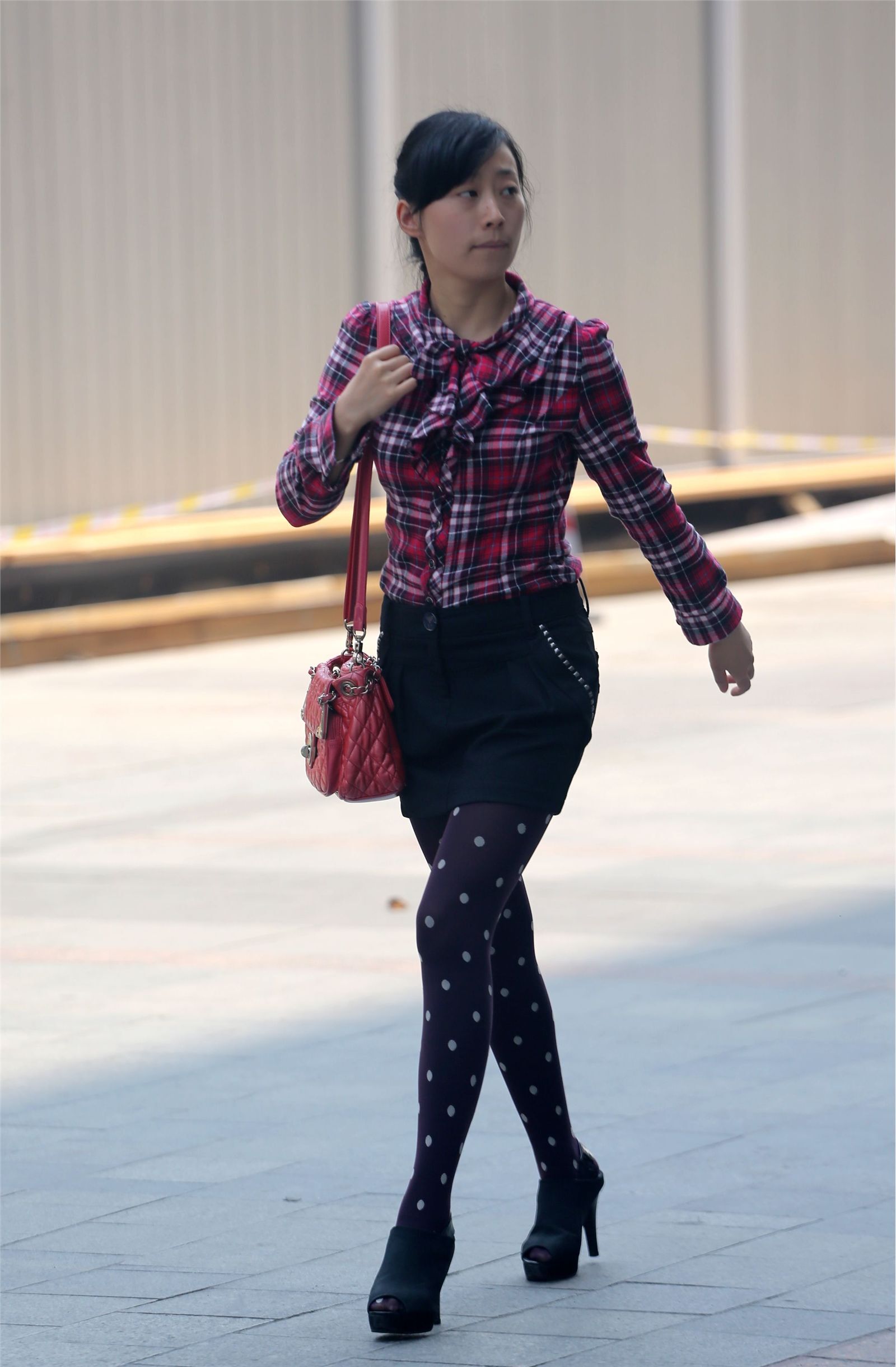 [户外街拍] 2013.09.16 短裙斑点黑丝裤高跟少妇