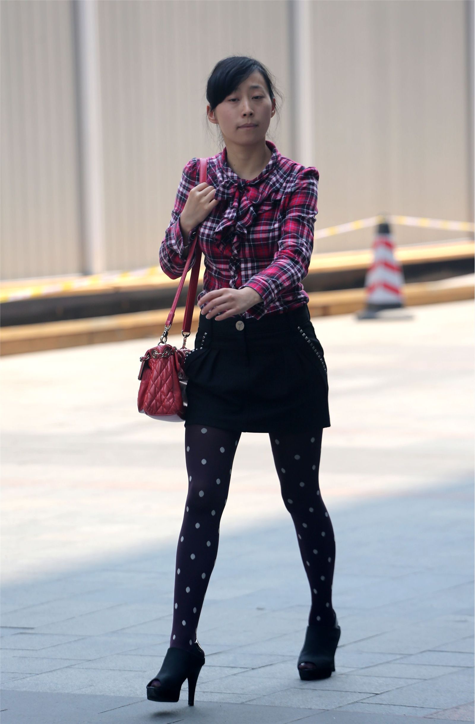 [户外街拍] 2013.09.16 短裙斑点黑丝裤高跟少妇