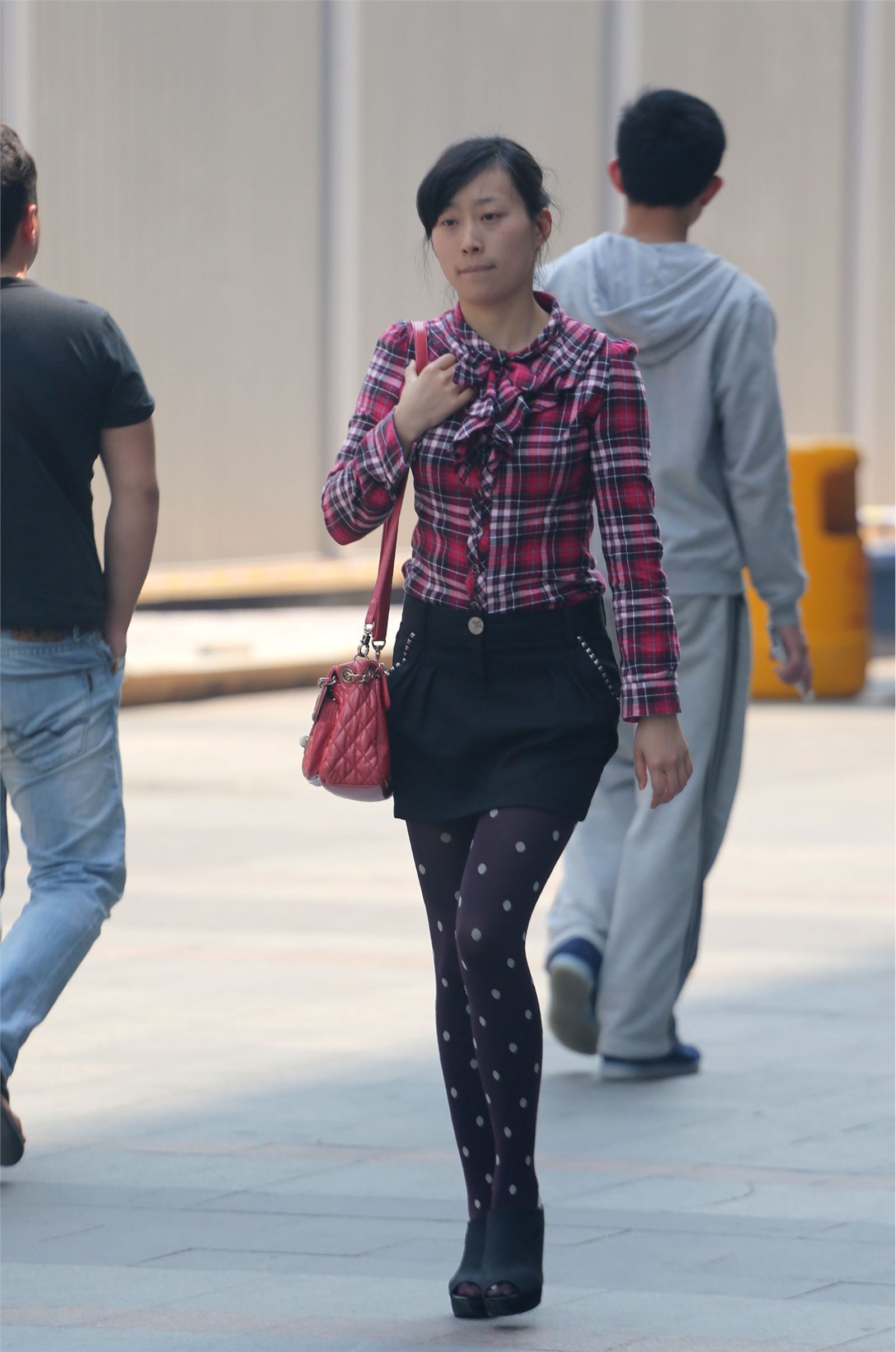 [户外街拍] 2013.09.16 短裙斑点黑丝裤高跟少妇