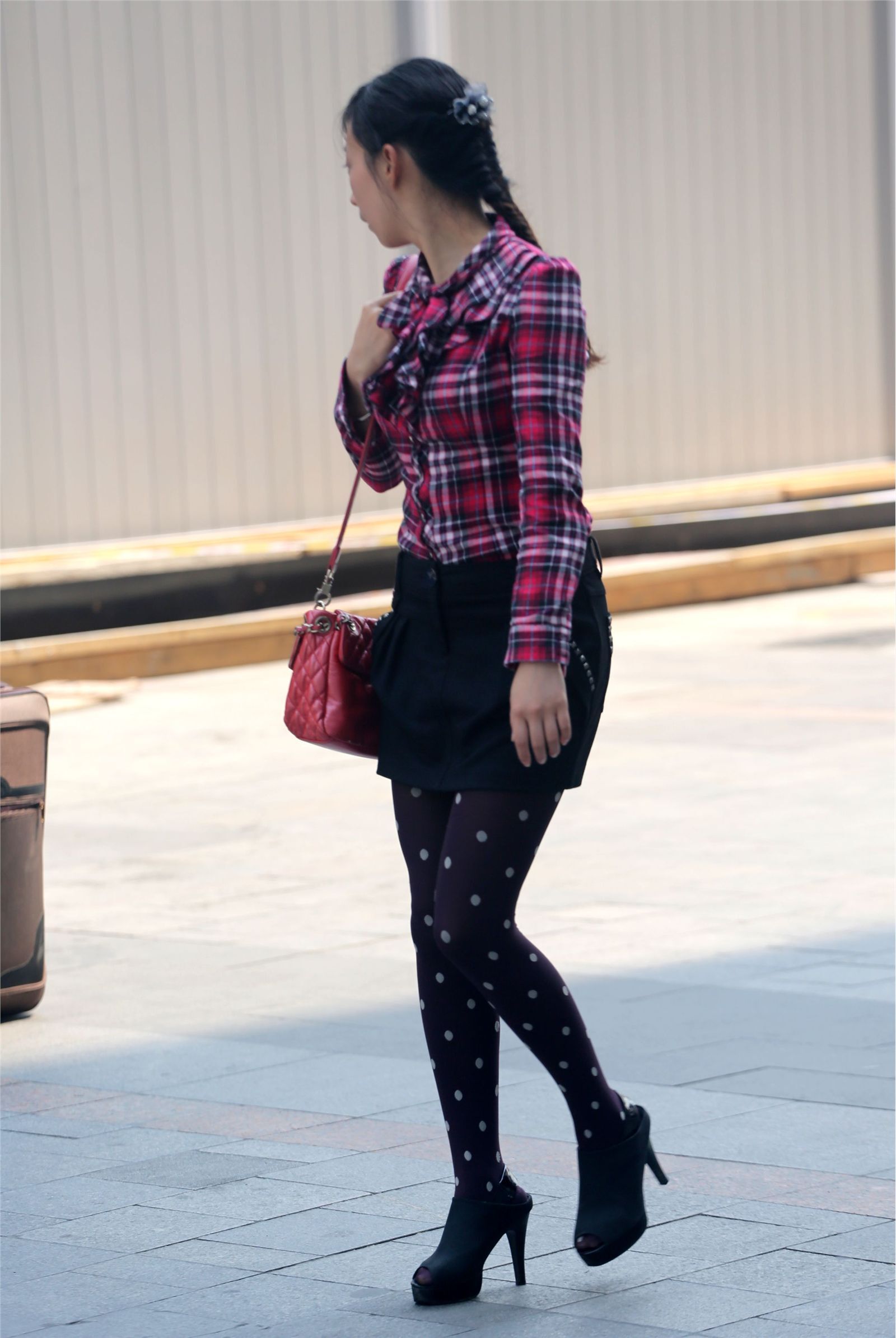 [户外街拍] 2013.09.16 短裙斑点黑丝裤高跟少妇