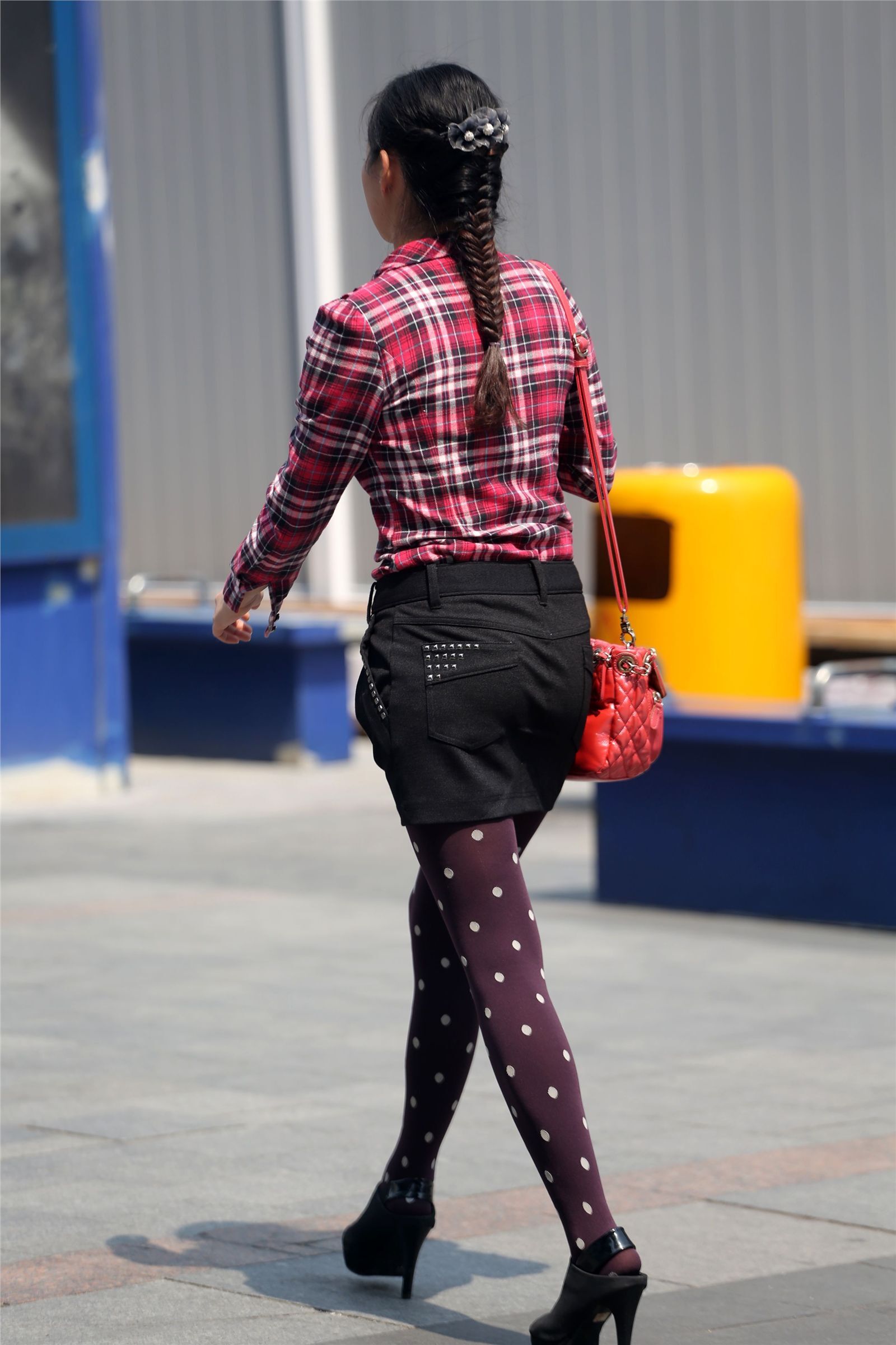 [户外街拍] 2013.09.16 短裙斑点黑丝裤高跟少妇