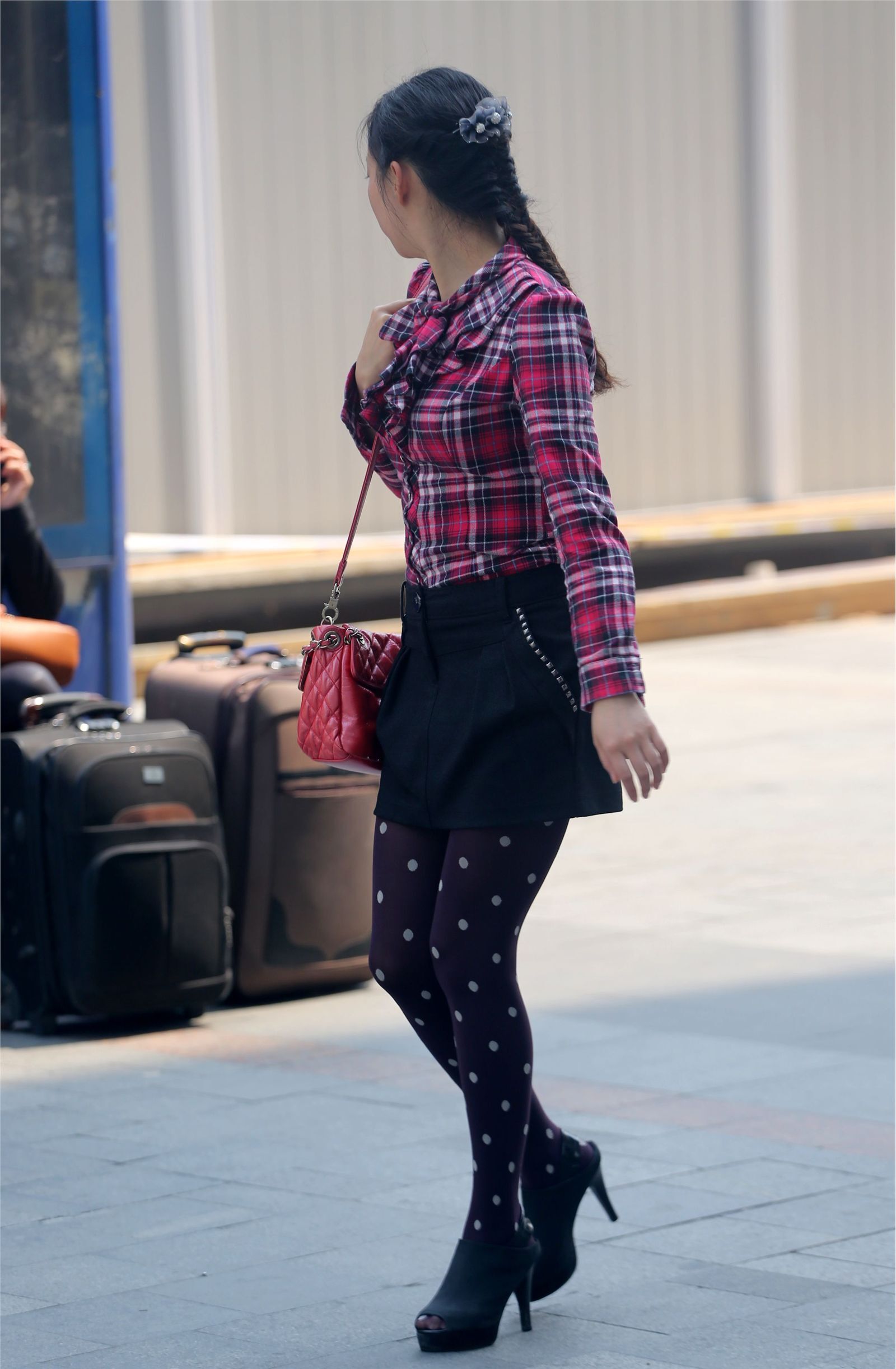 [户外街拍] 2013.09.16 短裙斑点黑丝裤高跟少妇