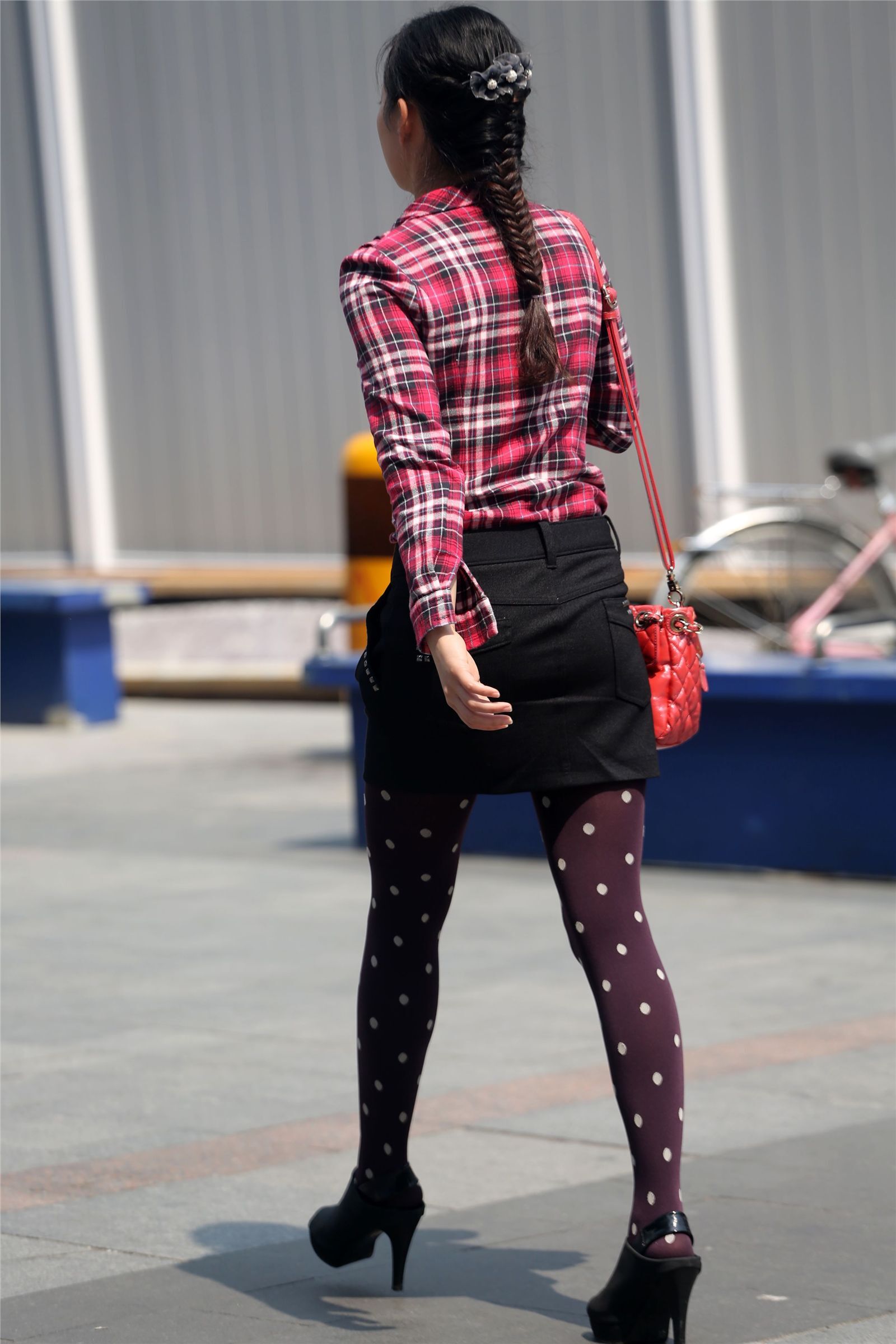 [户外街拍] 2013.09.16 短裙斑点黑丝裤高跟少妇