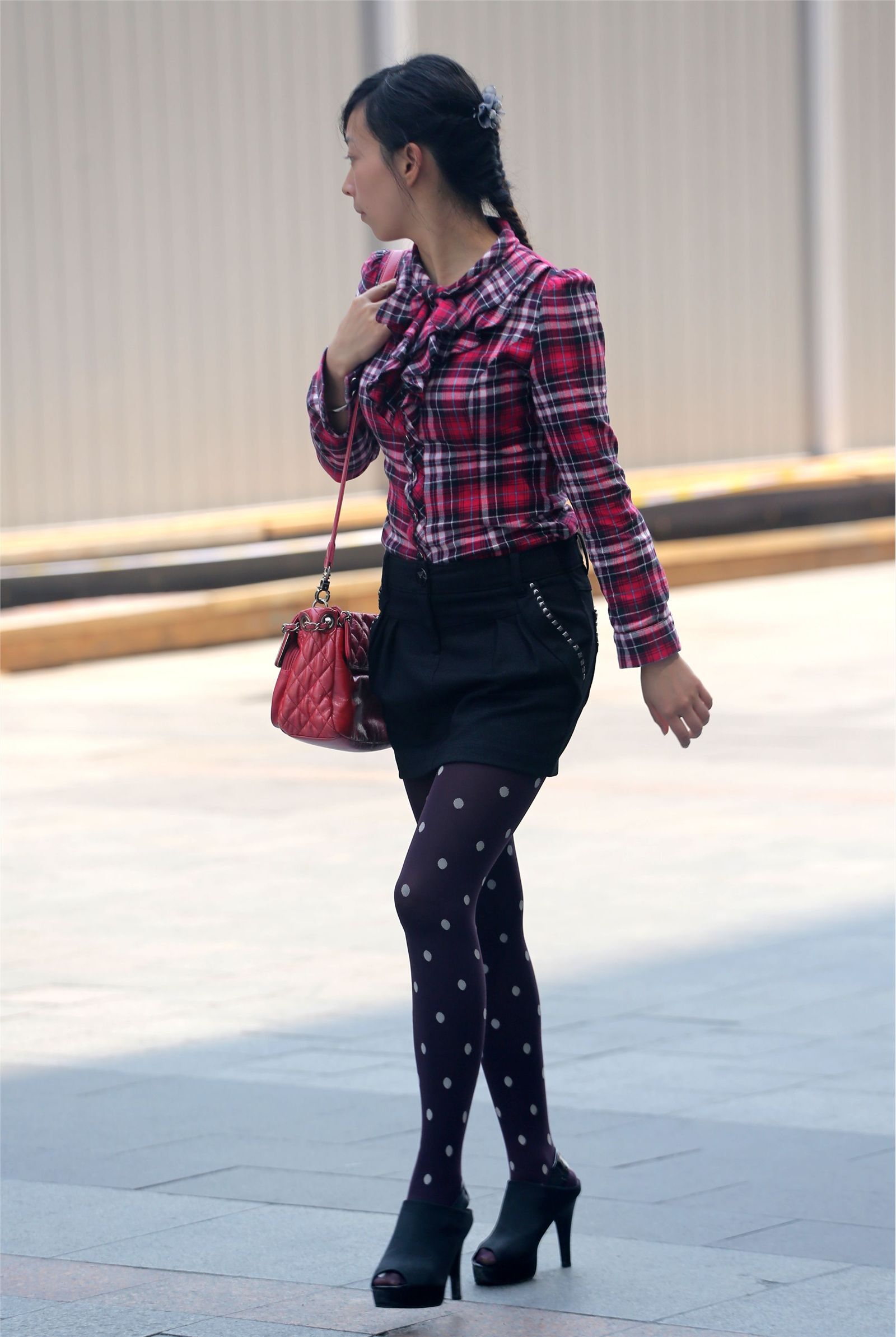 [户外街拍] 2013.09.16 短裙斑点黑丝裤高跟少妇