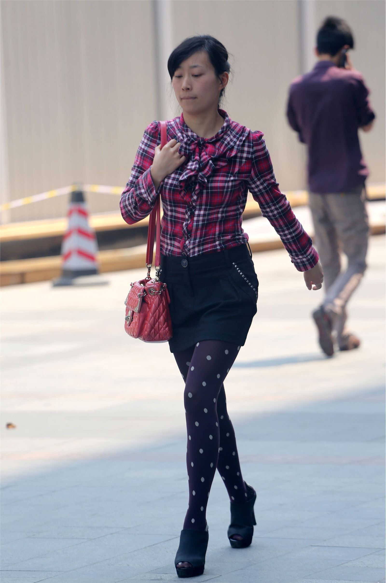 [户外街拍] 2013.09.16 短裙斑点黑丝裤高跟少妇