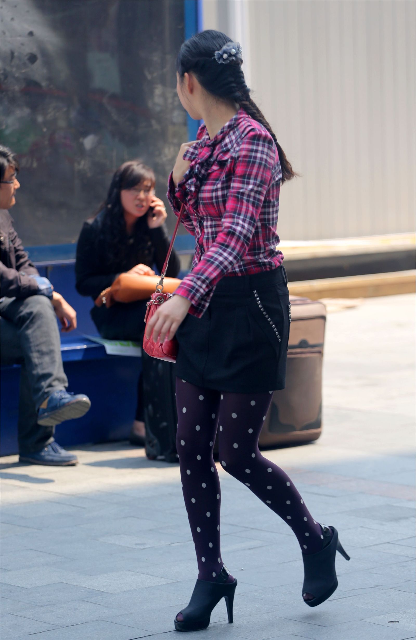 [户外街拍] 2013.09.16 短裙斑点黑丝裤高跟少妇