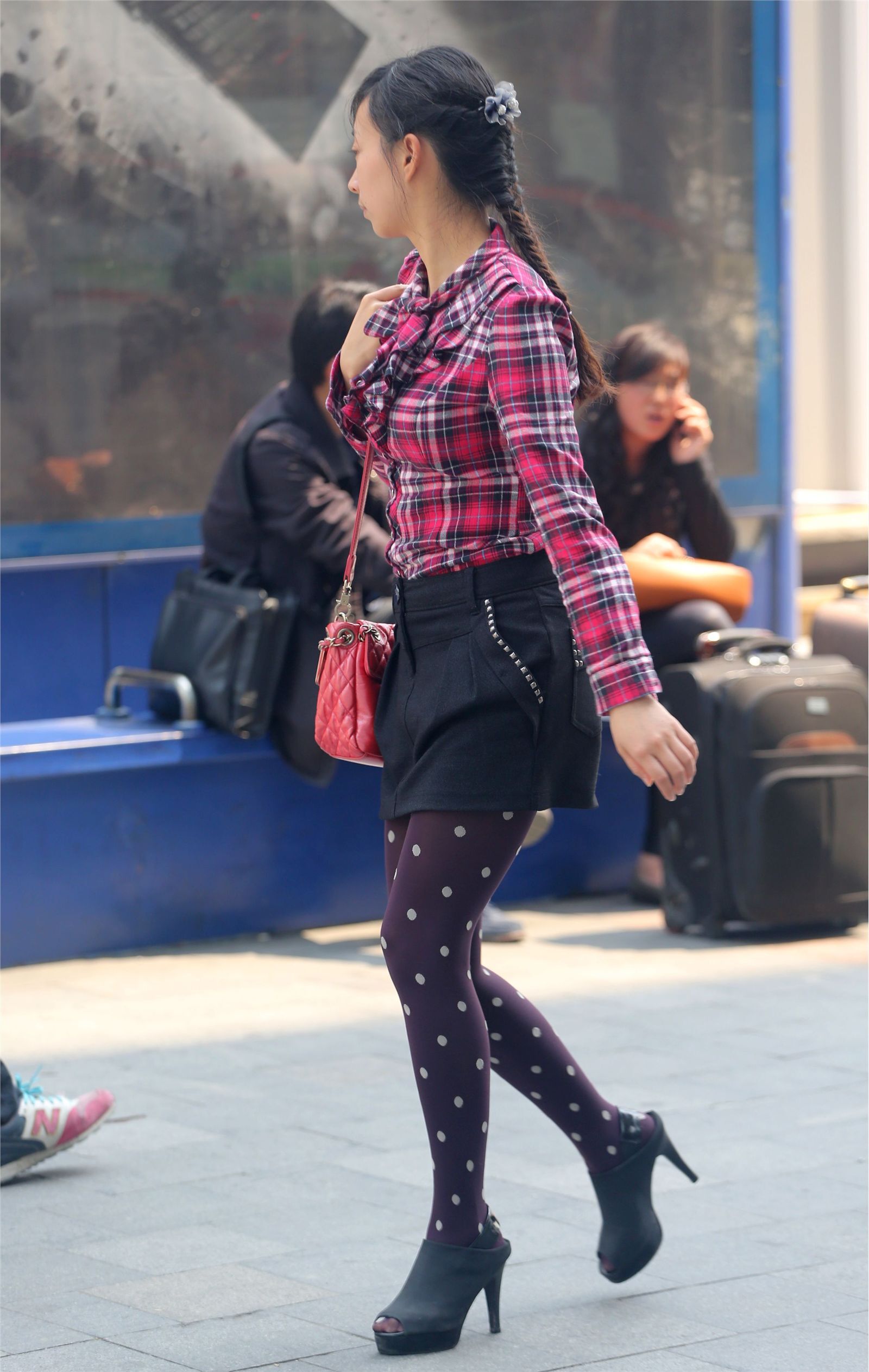 [户外街拍] 2013.09.16 短裙斑点黑丝裤高跟少妇