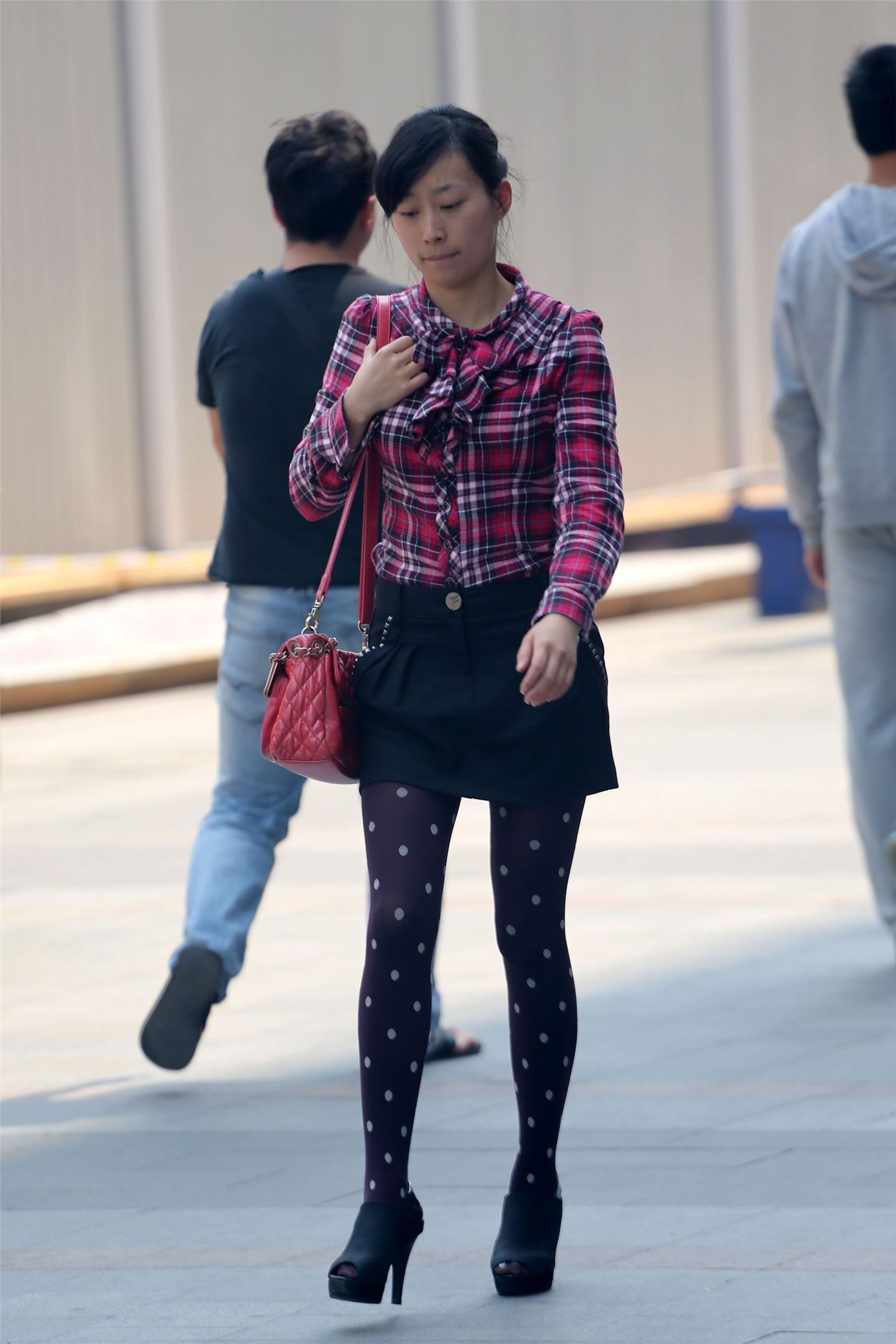 [户外街拍] 2013.09.16 短裙斑点黑丝裤高跟少妇