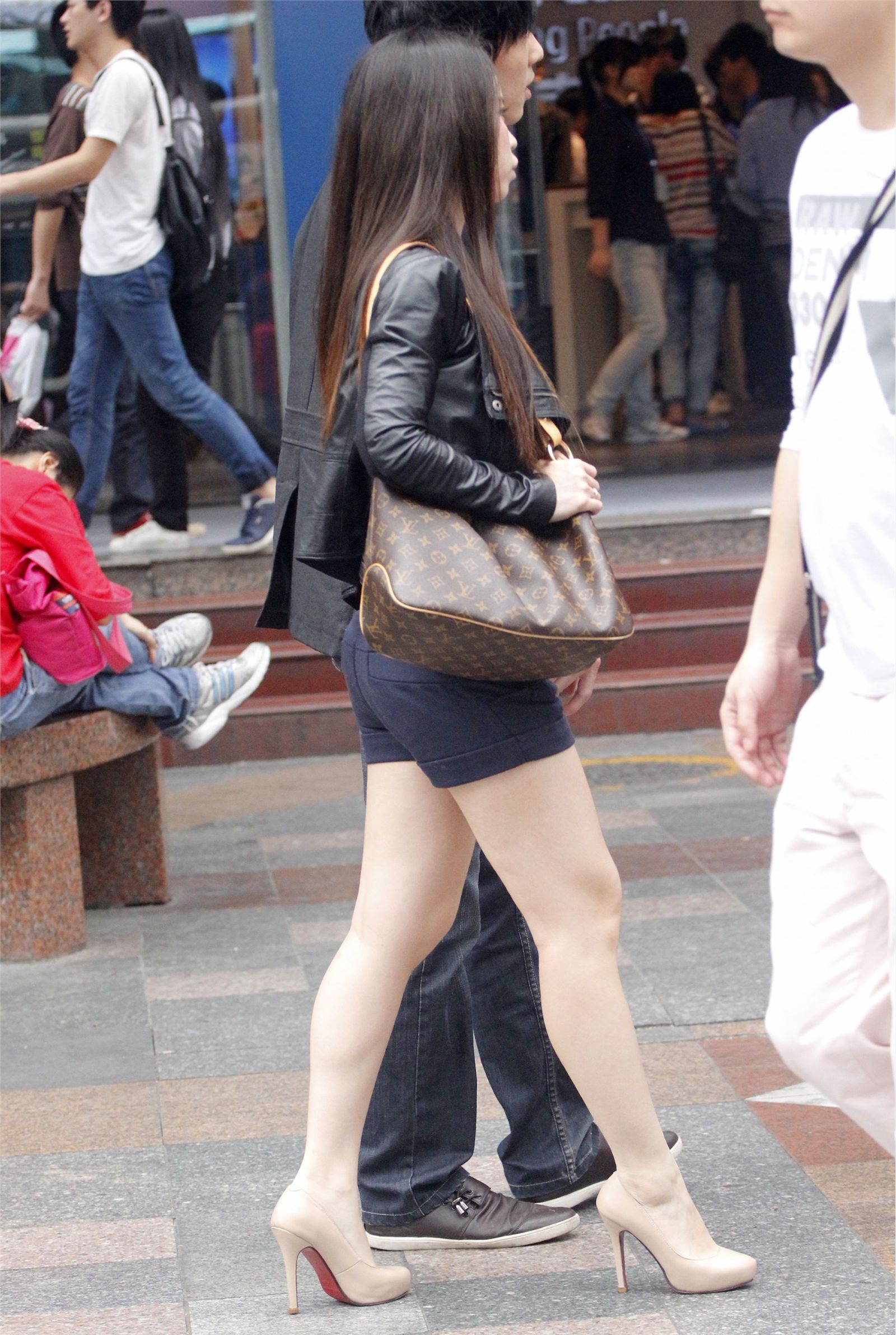 [户外街拍] 美眉热裤玉腿高跟鞋