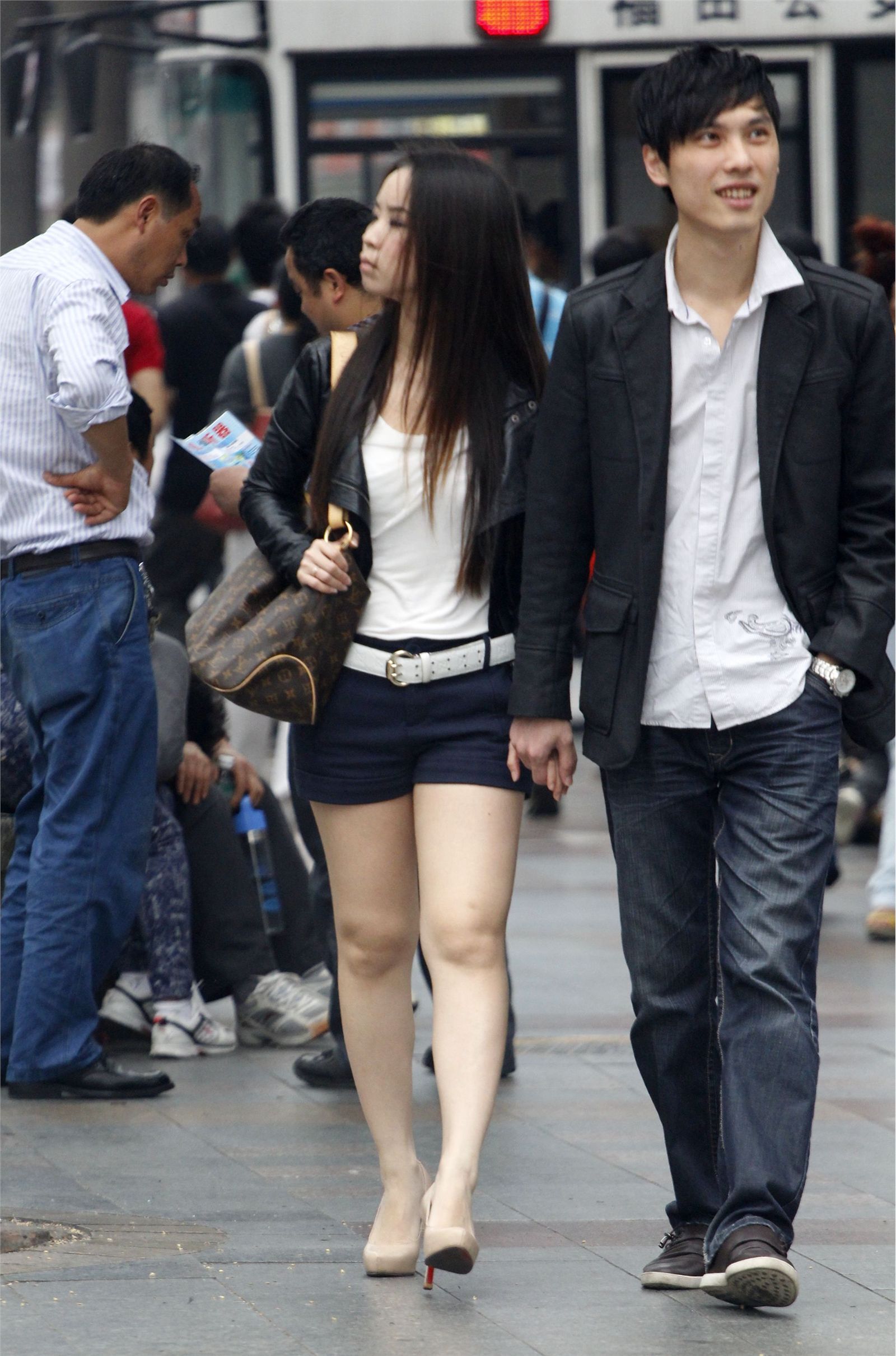 [户外街拍] 美眉热裤玉腿高跟鞋
