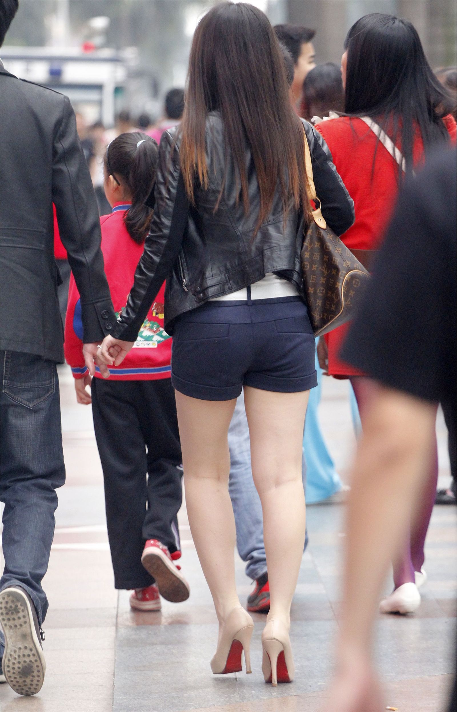 [户外街拍] 美眉热裤玉腿高跟鞋