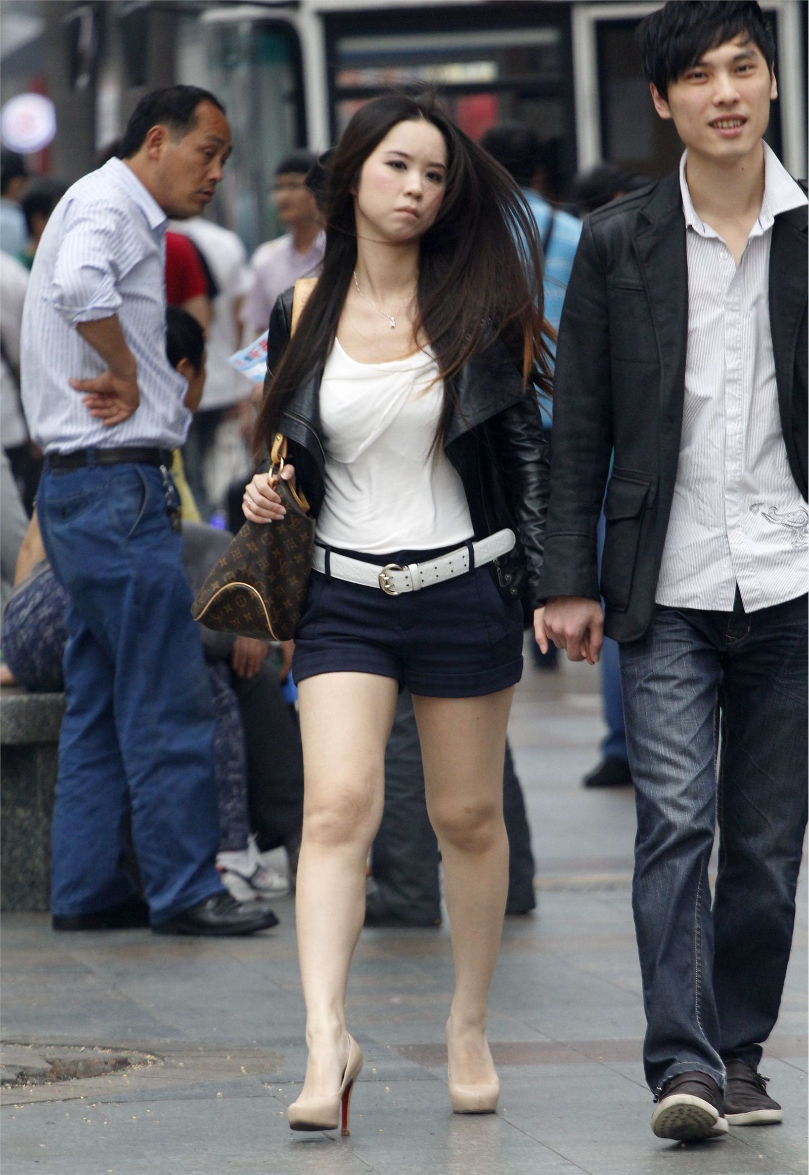 [户外街拍] 美眉热裤玉腿高跟鞋