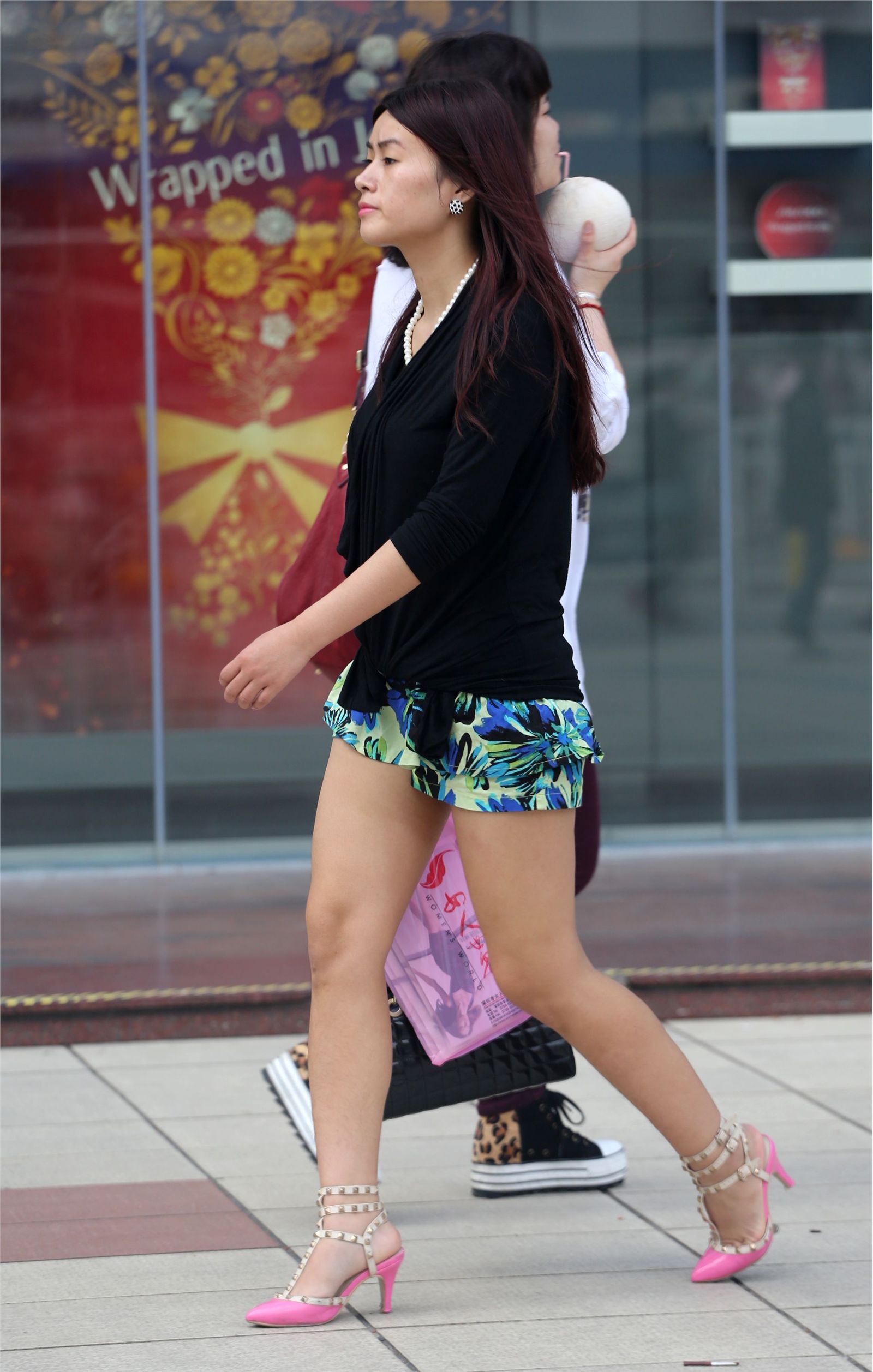 [户外街拍] 2013.09.13 穿粉红色高跟女孩子
