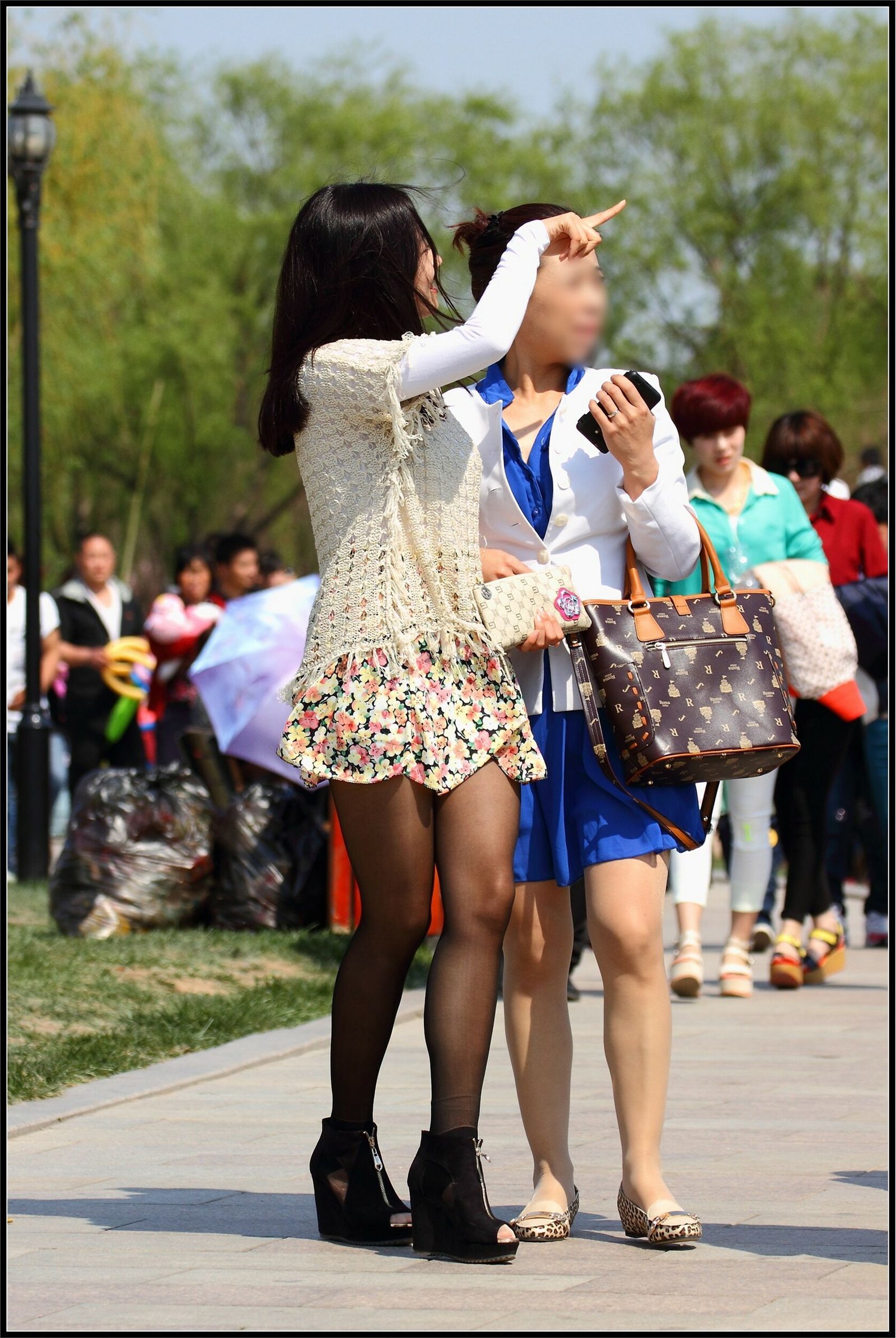 [户外街拍] 2013.09.12 超靓的黑丝女孩和她的妈妈