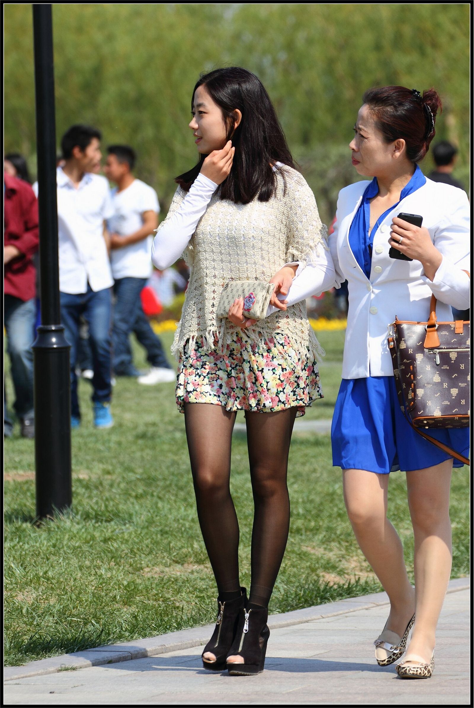 [户外街拍] 2013.09.12 超靓的黑丝女孩和她的妈妈