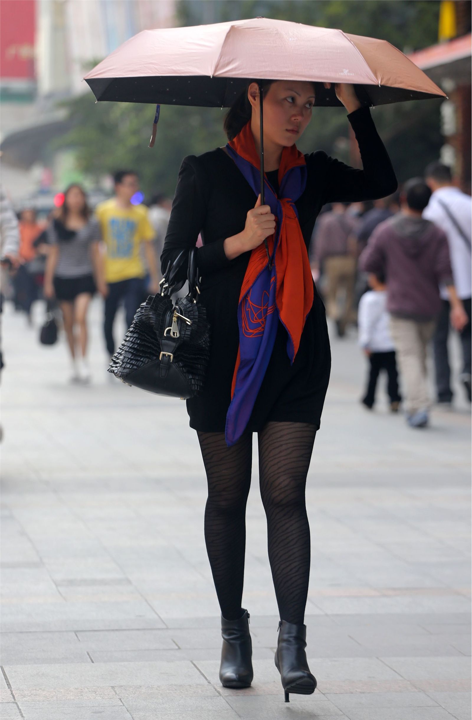 [户外街拍] 2013.09.13 穿戴很时尚打伞的黑丝少妇