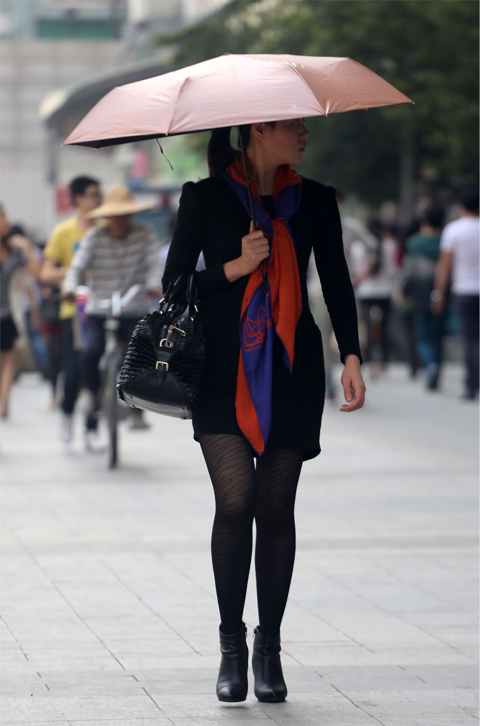 [户外街拍] 2013.09.13 穿戴很时尚打伞的黑丝少妇