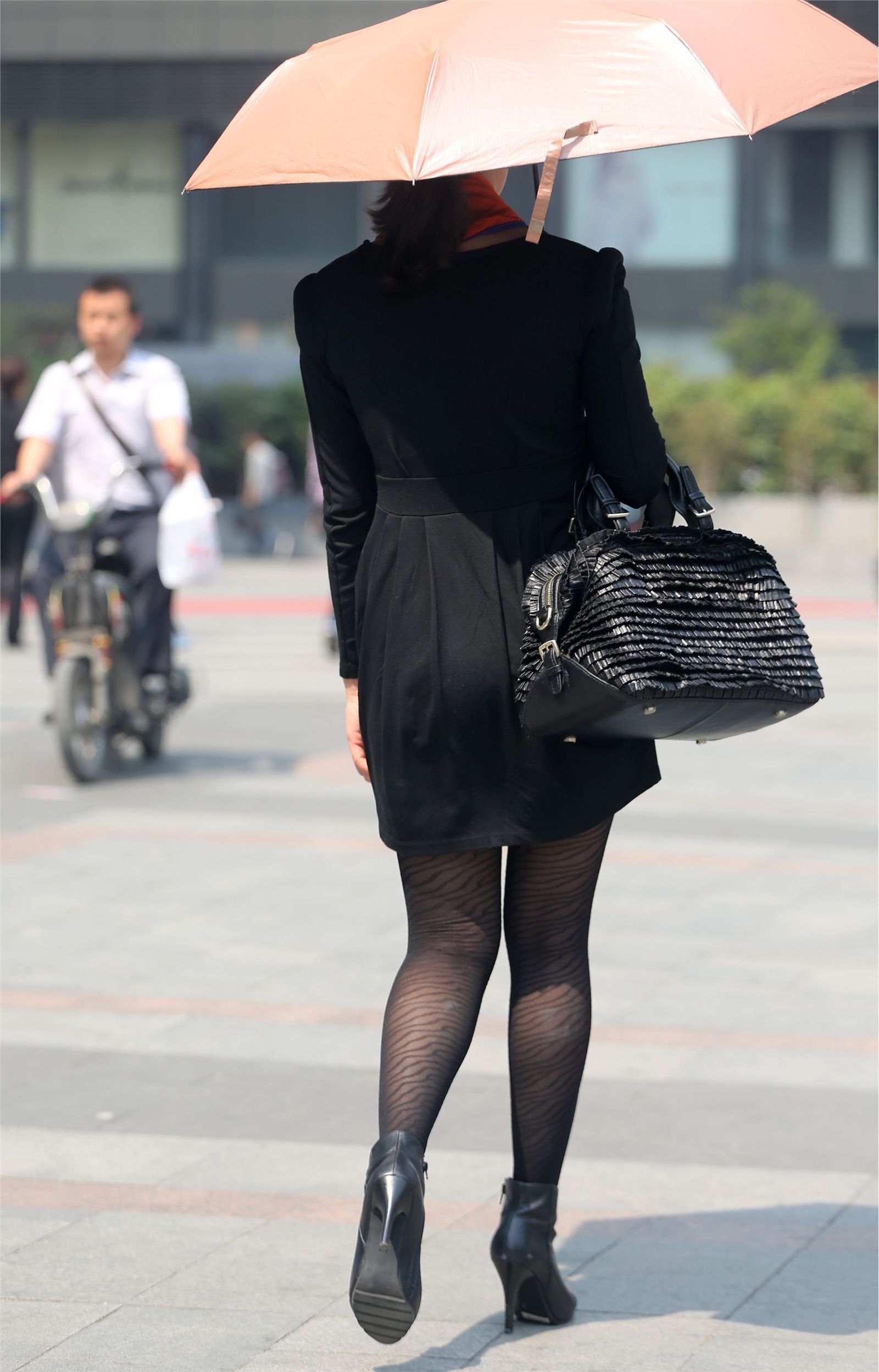 [户外街拍] 2013.09.13 穿戴很时尚打伞的黑丝少妇