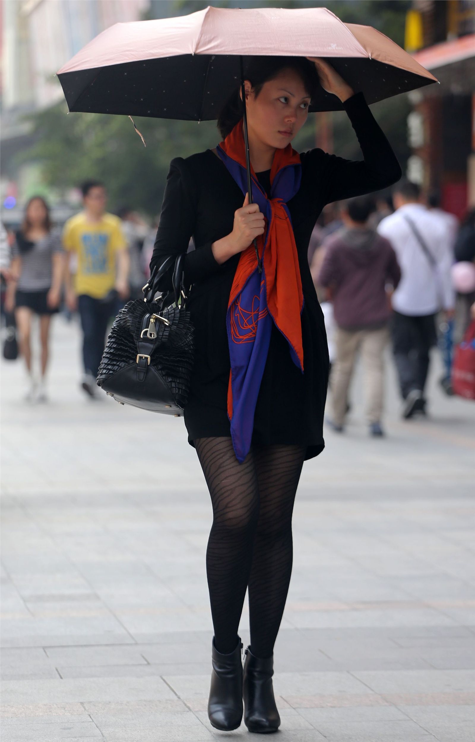 [户外街拍] 2013.09.13 穿戴很时尚打伞的黑丝少妇