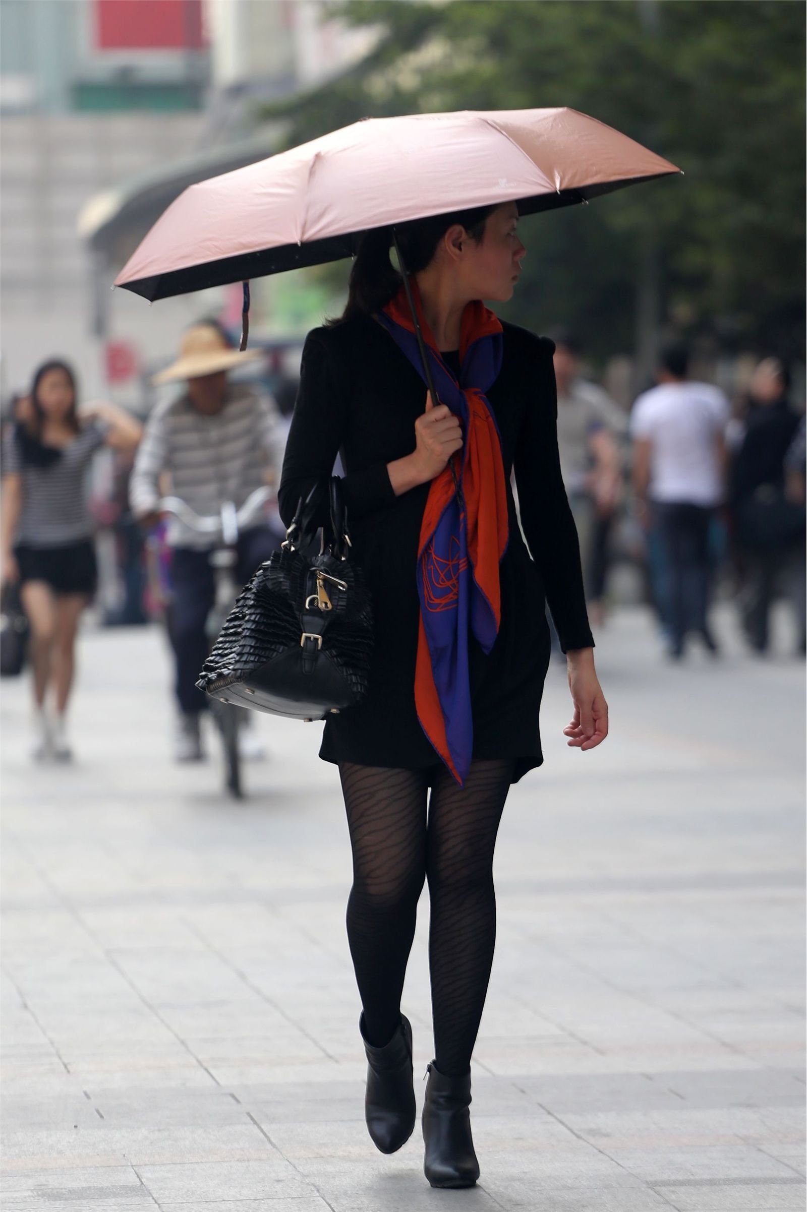 [户外街拍] 2013.09.13 穿戴很时尚打伞的黑丝少妇