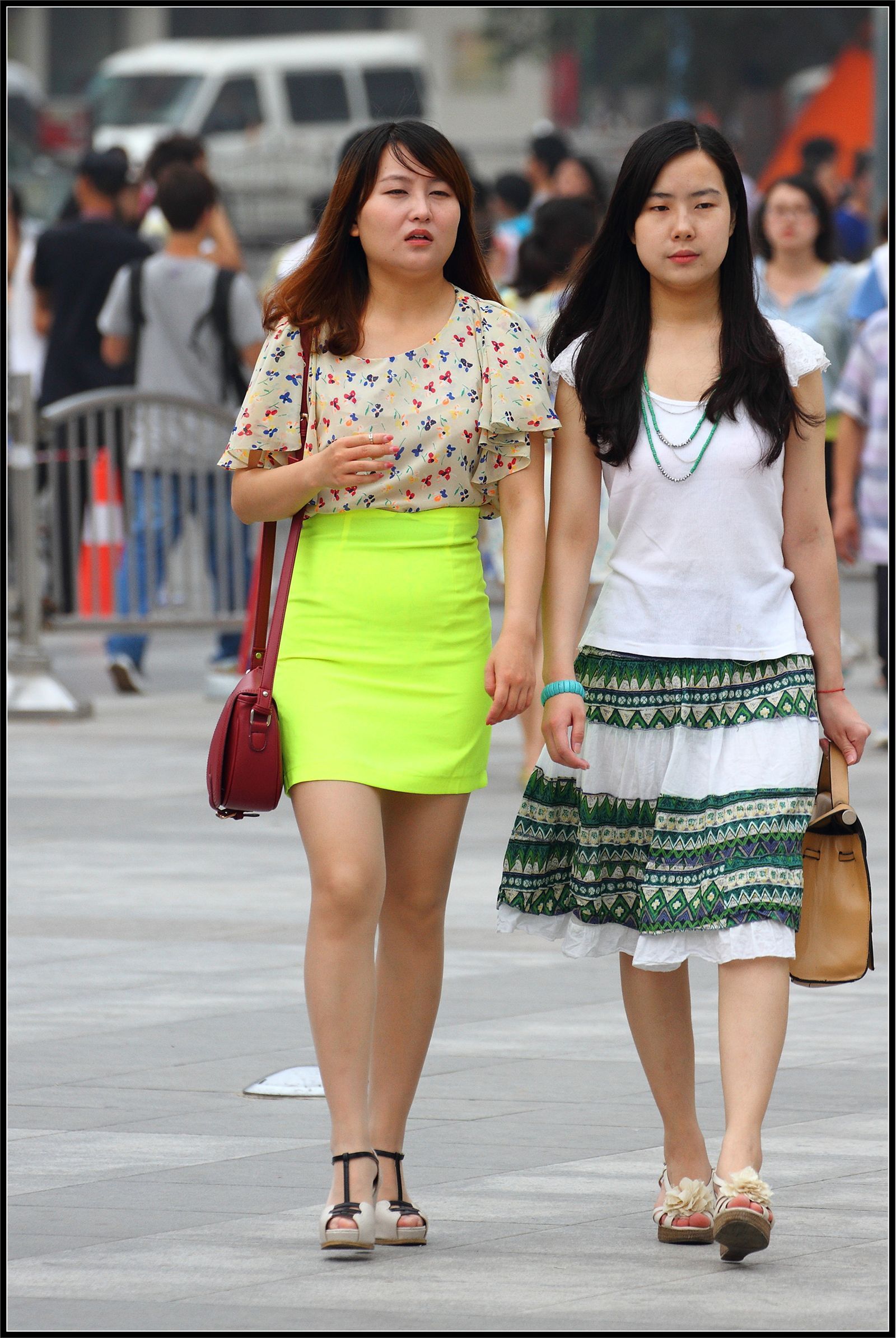 [户外街拍] 2013.09.23 黄裙子下面的大腿高跟很迷人