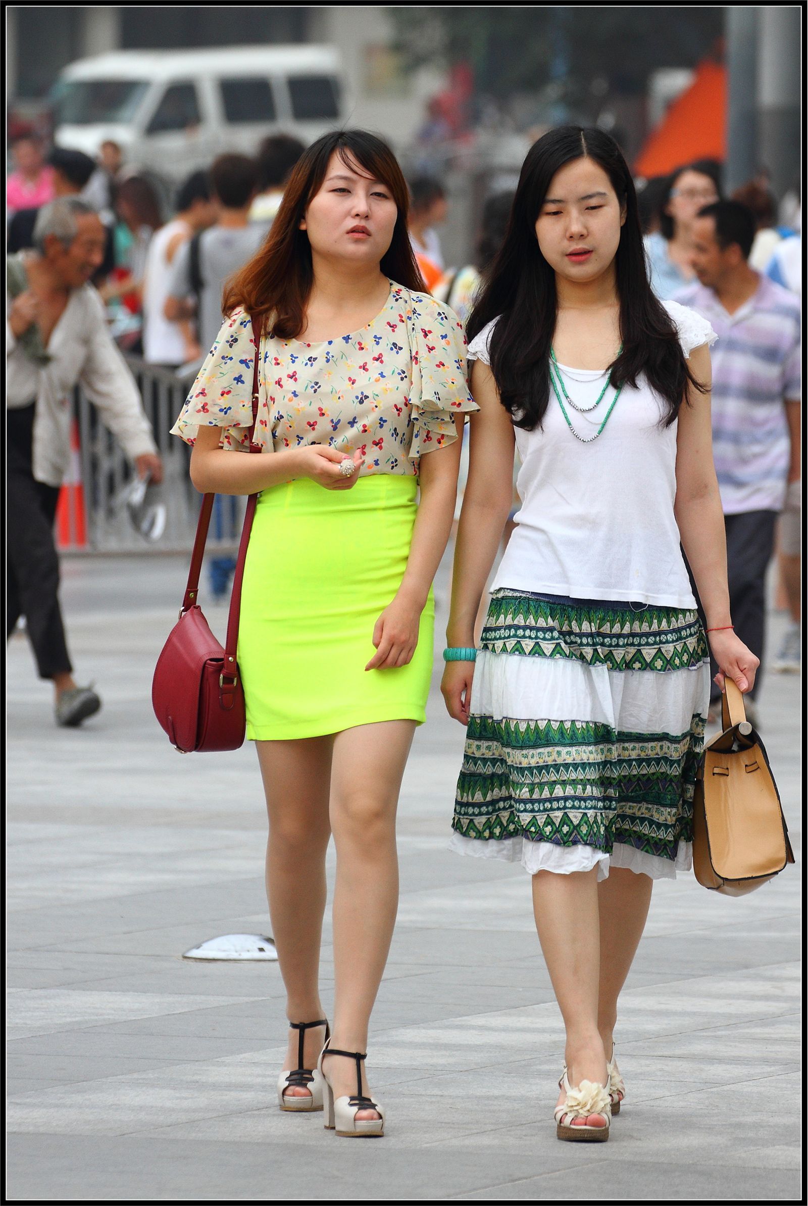 [户外街拍] 2013.09.23 黄裙子下面的大腿高跟很迷人